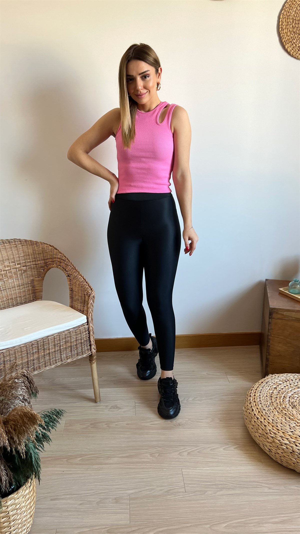 Omzu Açık Pembe Triko Atlet