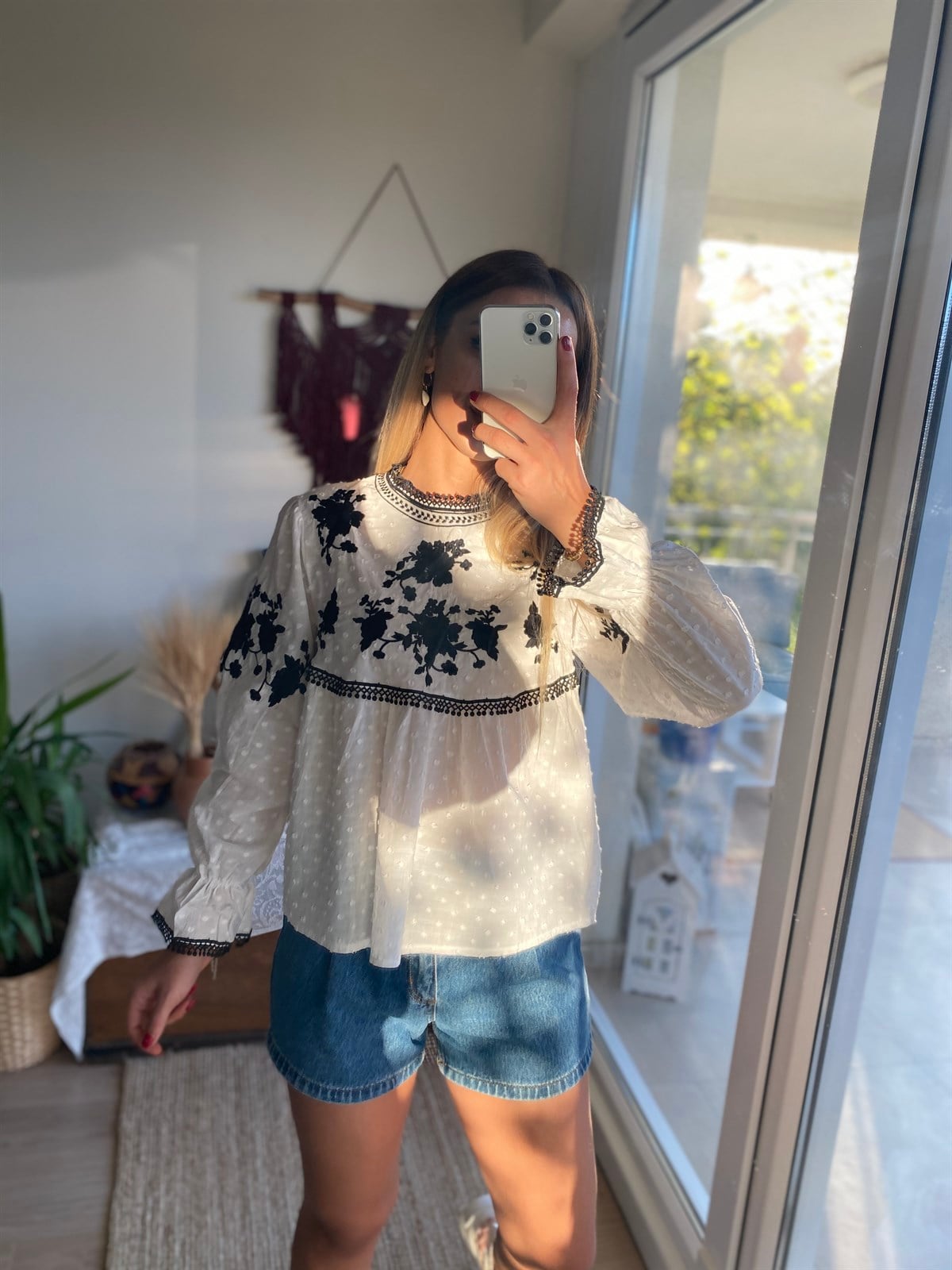 İşleme Detaylı Beyaz Bluz