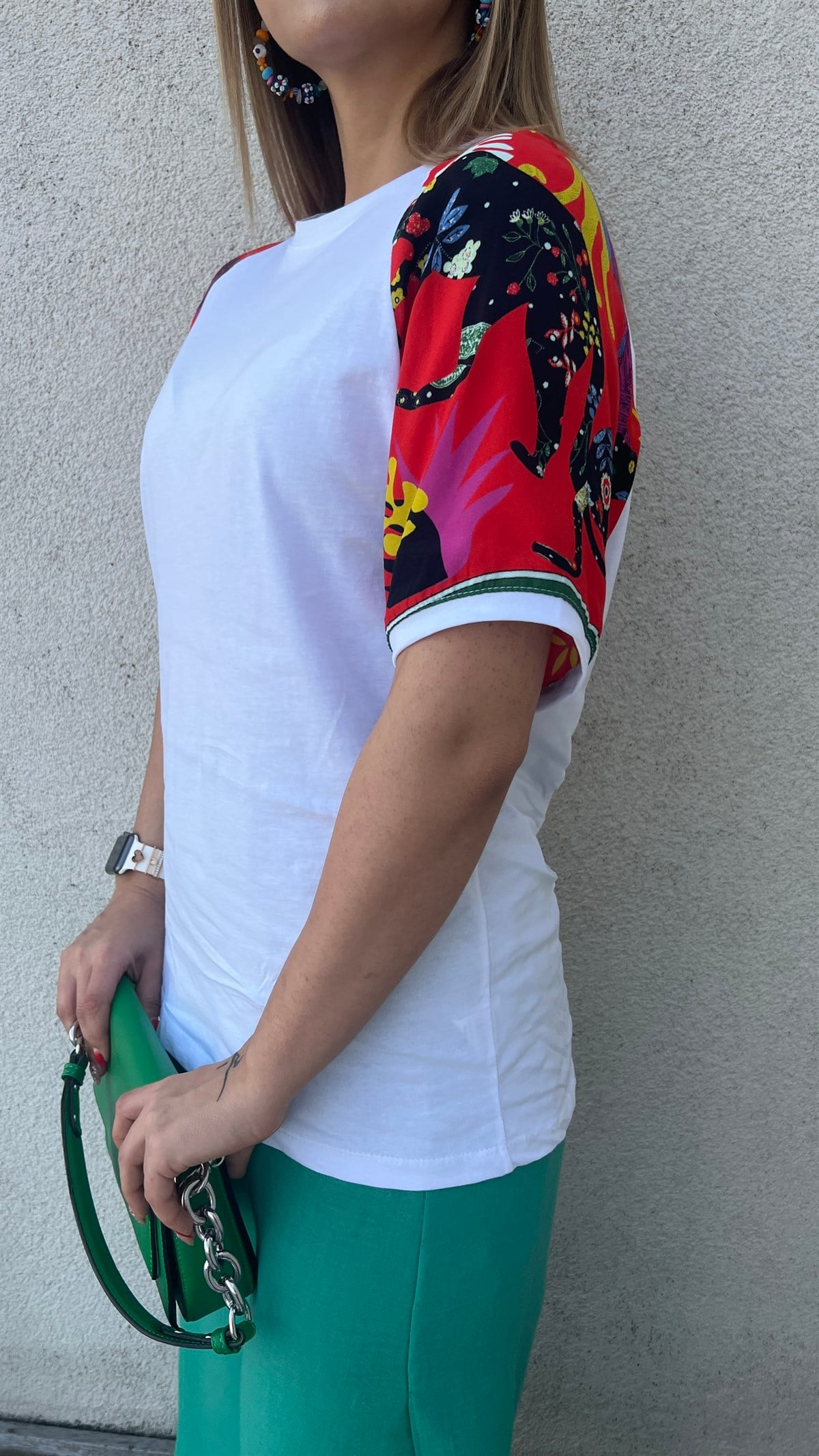 Kolları Renkli Beyaz Tshirt