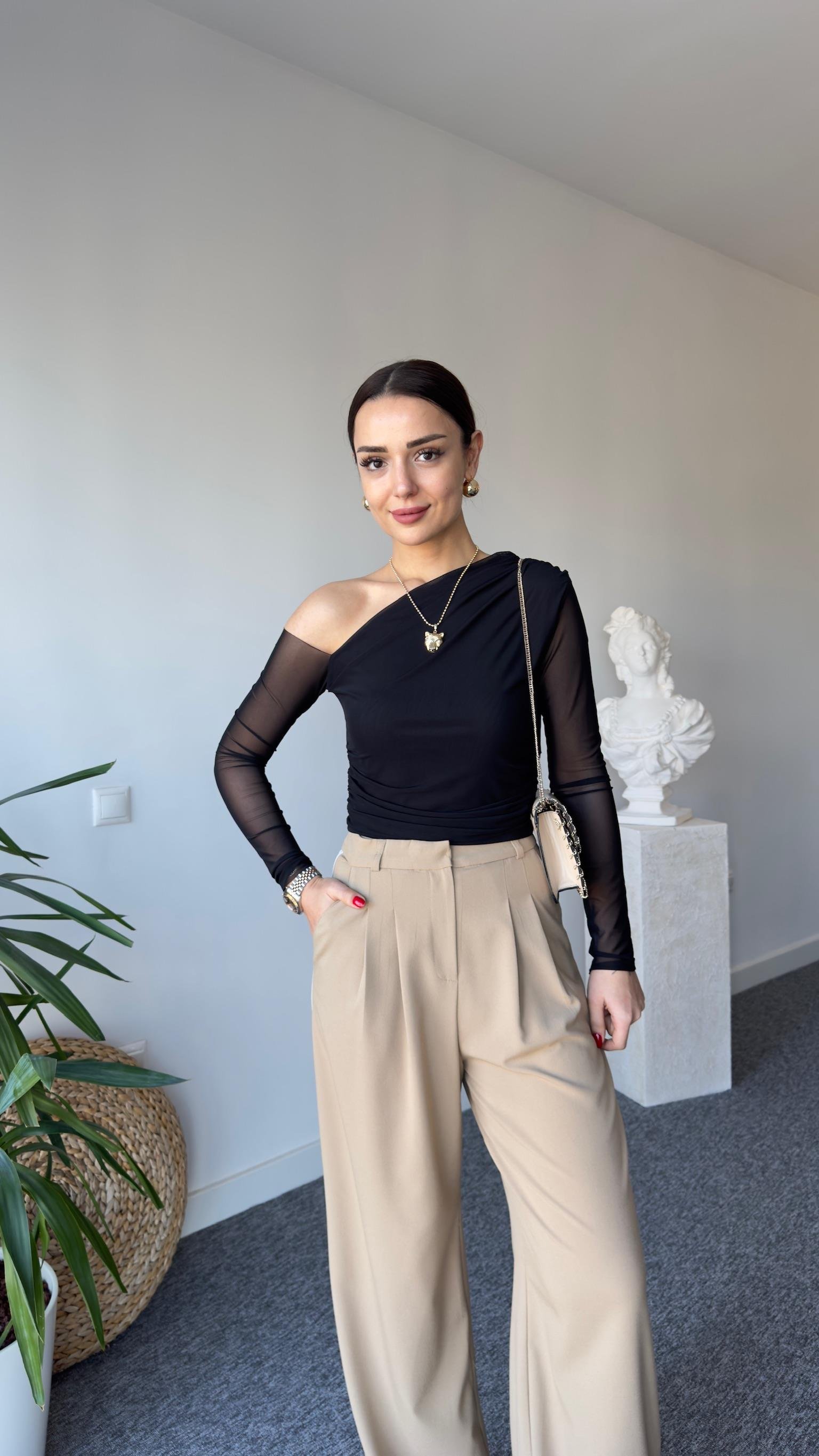 Siyah Drapeli Düşük Omuzlu Tül Bluz