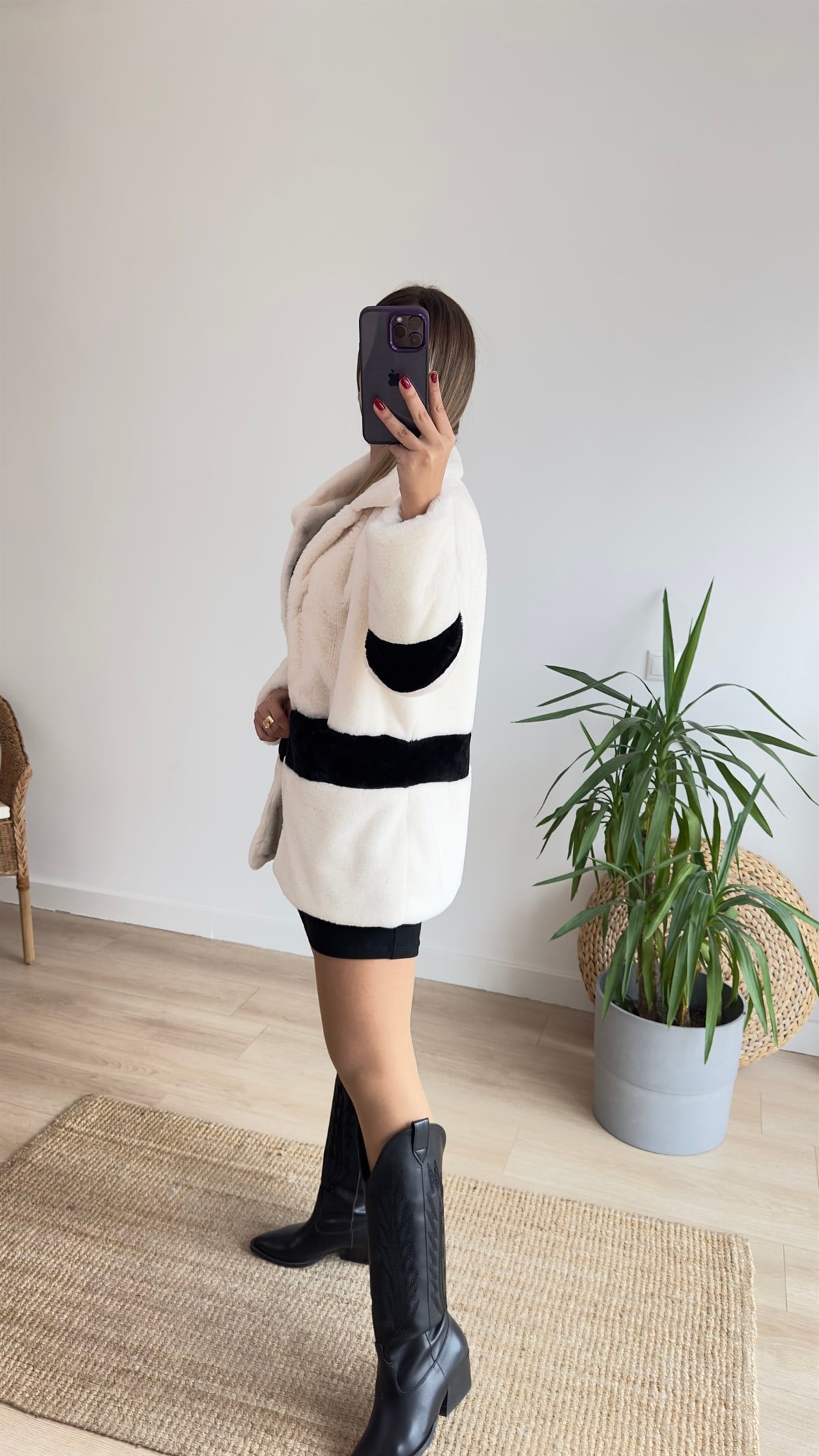 Siyah Şerit Detaylı Ekru Peluş Mont