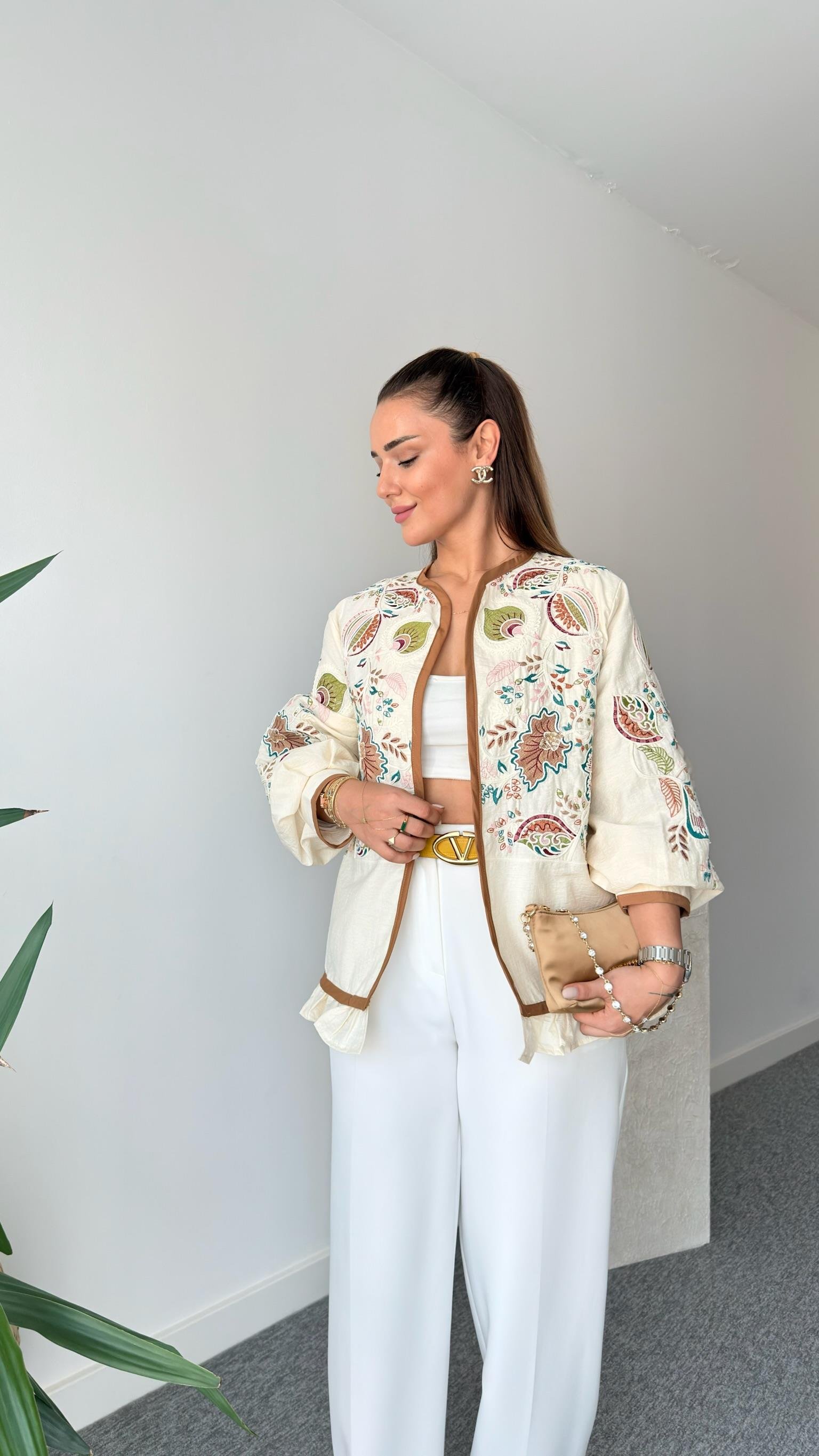 Lenzo Nakış Ve Pul Detaylı Tasarım Ceket