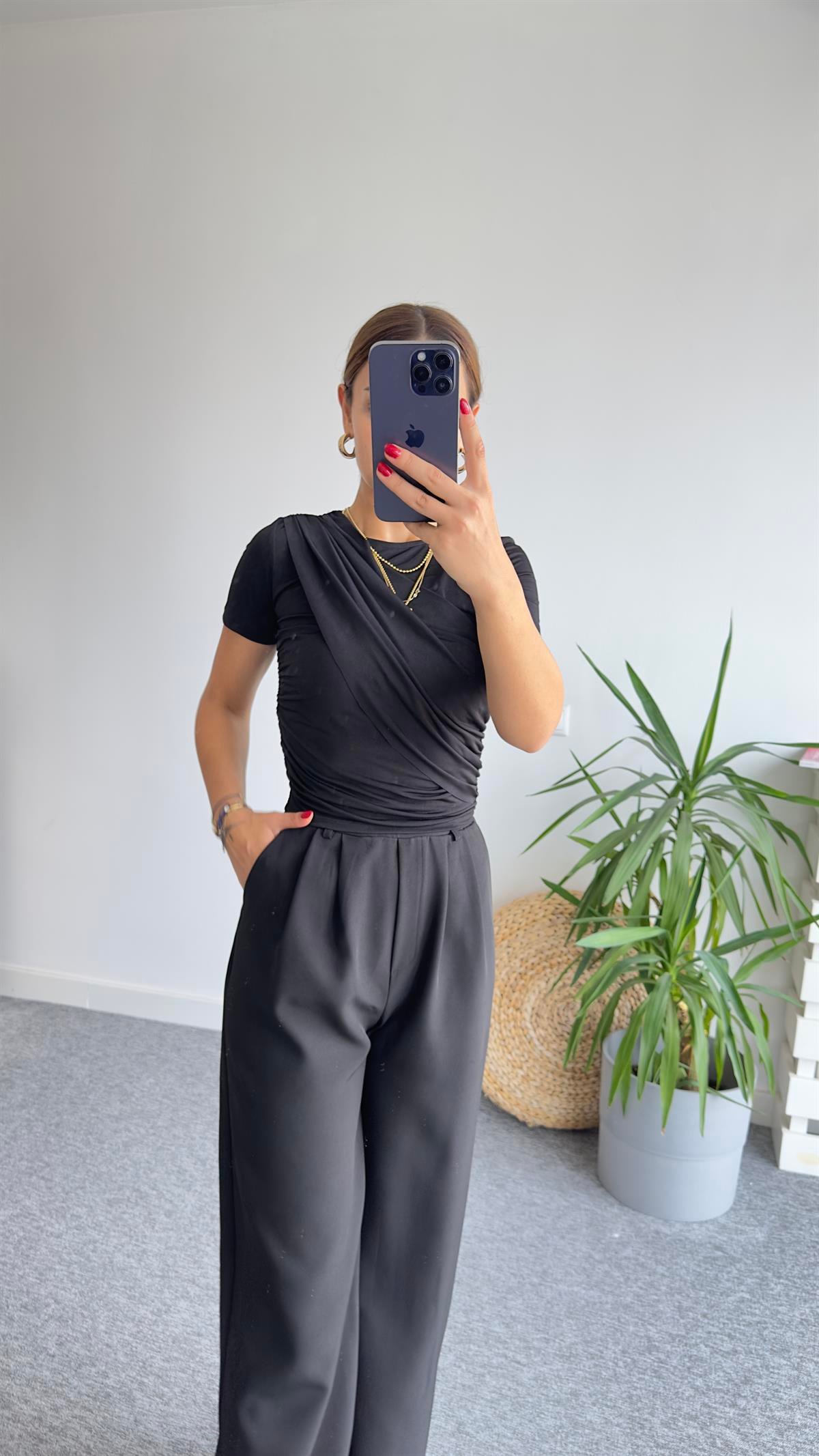 Büzgülü Siyah Kısa Kol Bluz