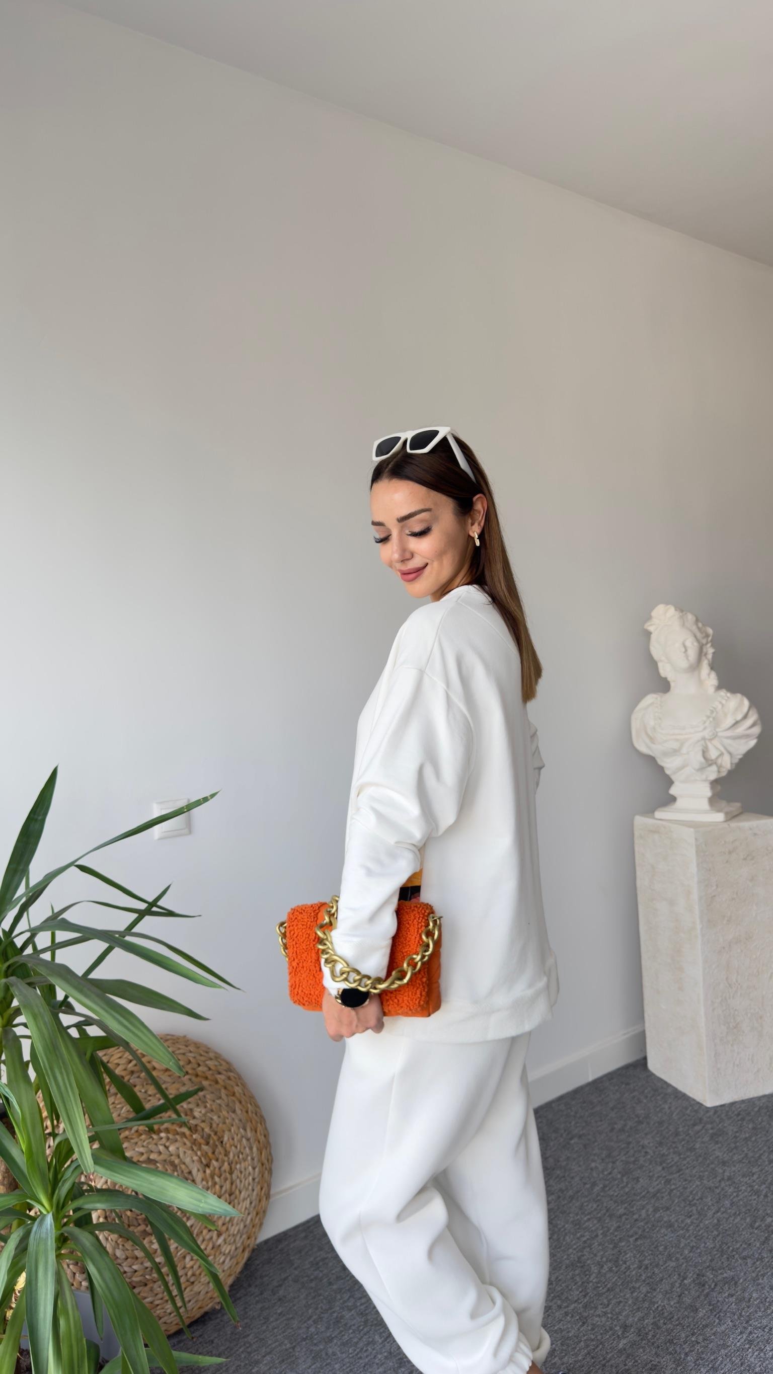 Cepleri Renkli Beyaz Sweatshirt