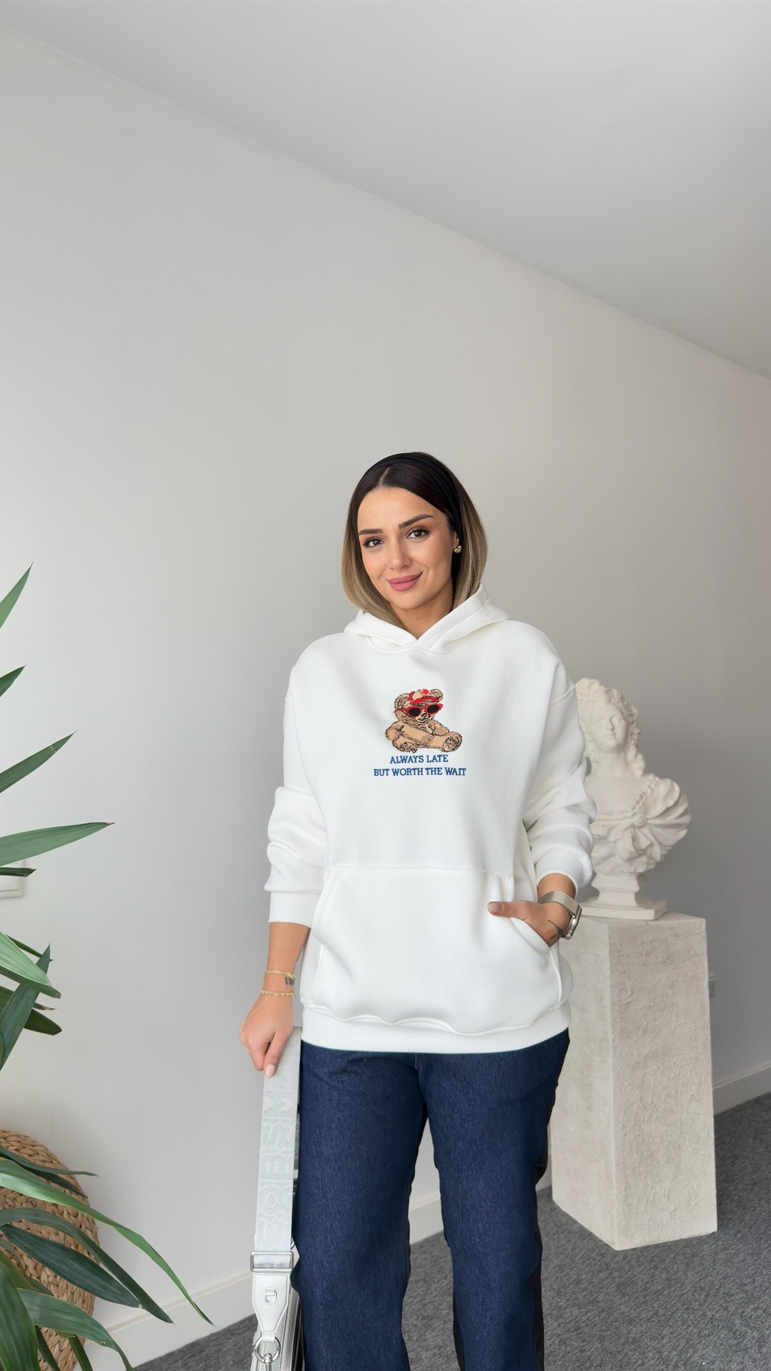 Beyaz Lisa Ayıcık İşlemeli Sweatshirt