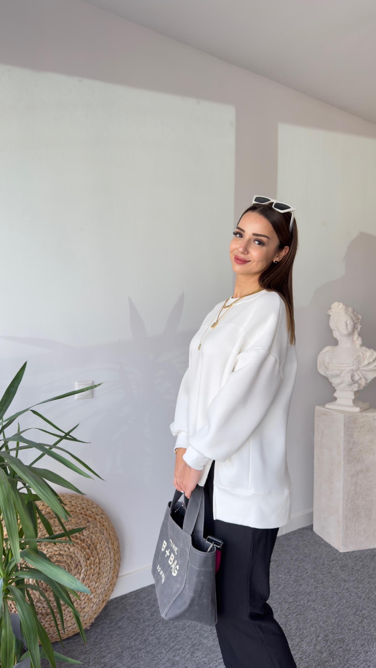 Etek Ucu Asimetrik Beyaz Sweatshirt