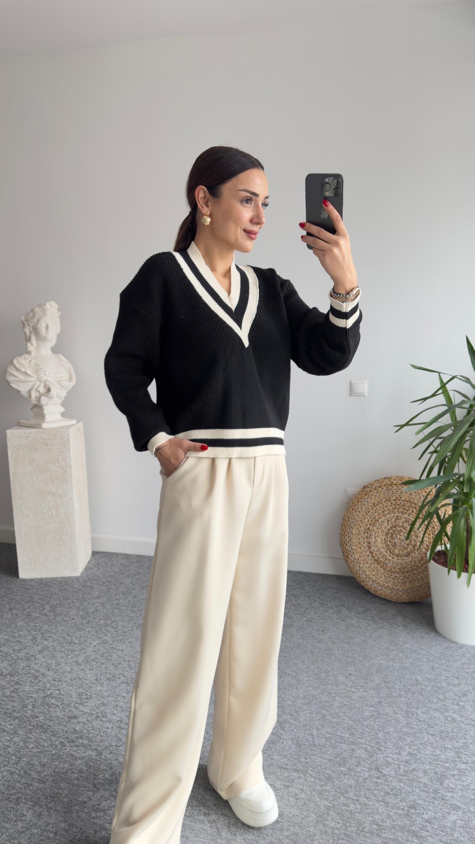 Beyaz Şerit Detaylı V Yaka Kazak