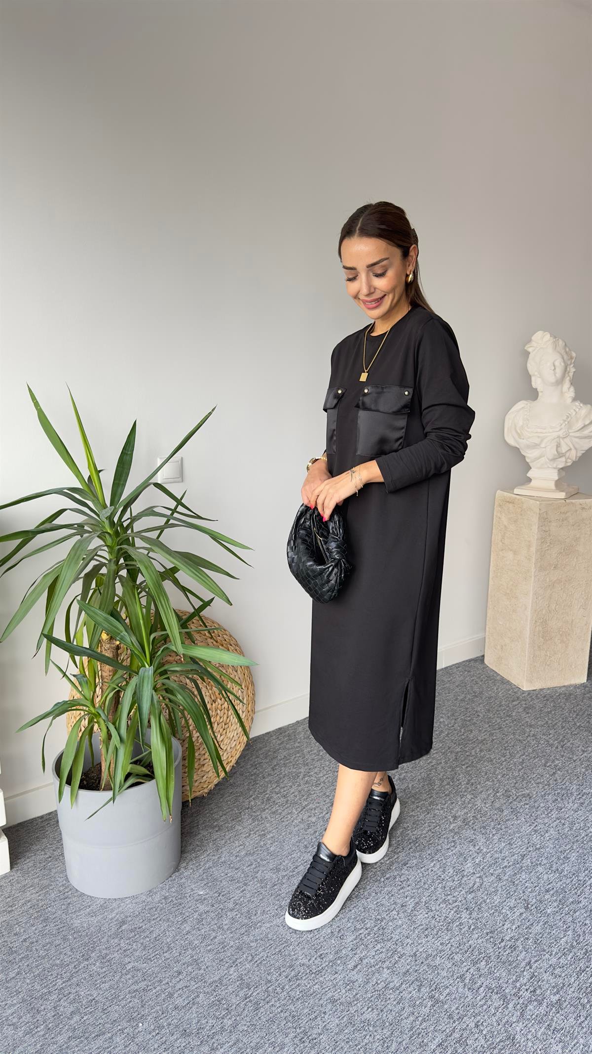 Cepleri Saten Detay Yırtmaçlı Siyah Basic Elbise 