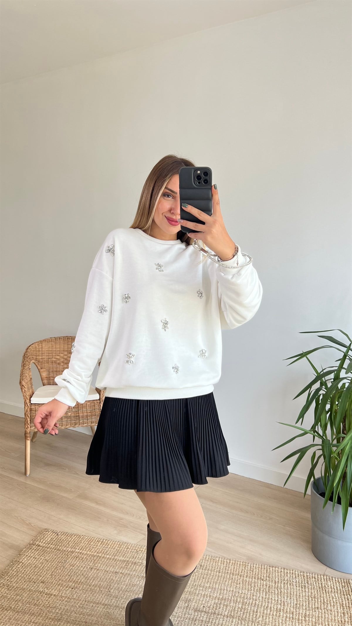 Taşlı Beyaz Sweatshirt