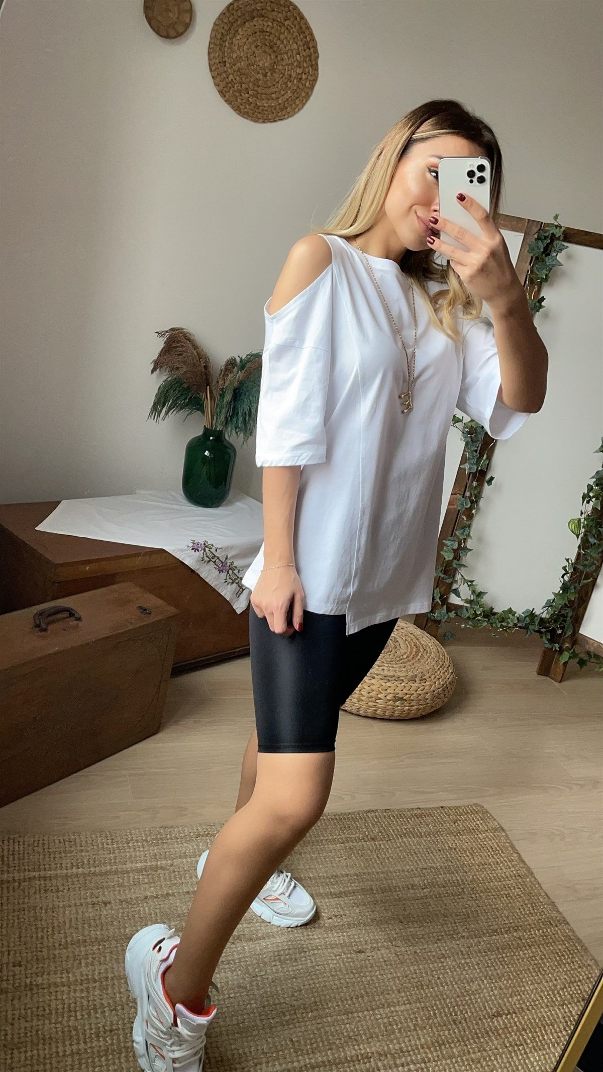 Omuzu Açık Beyaz Tshirt