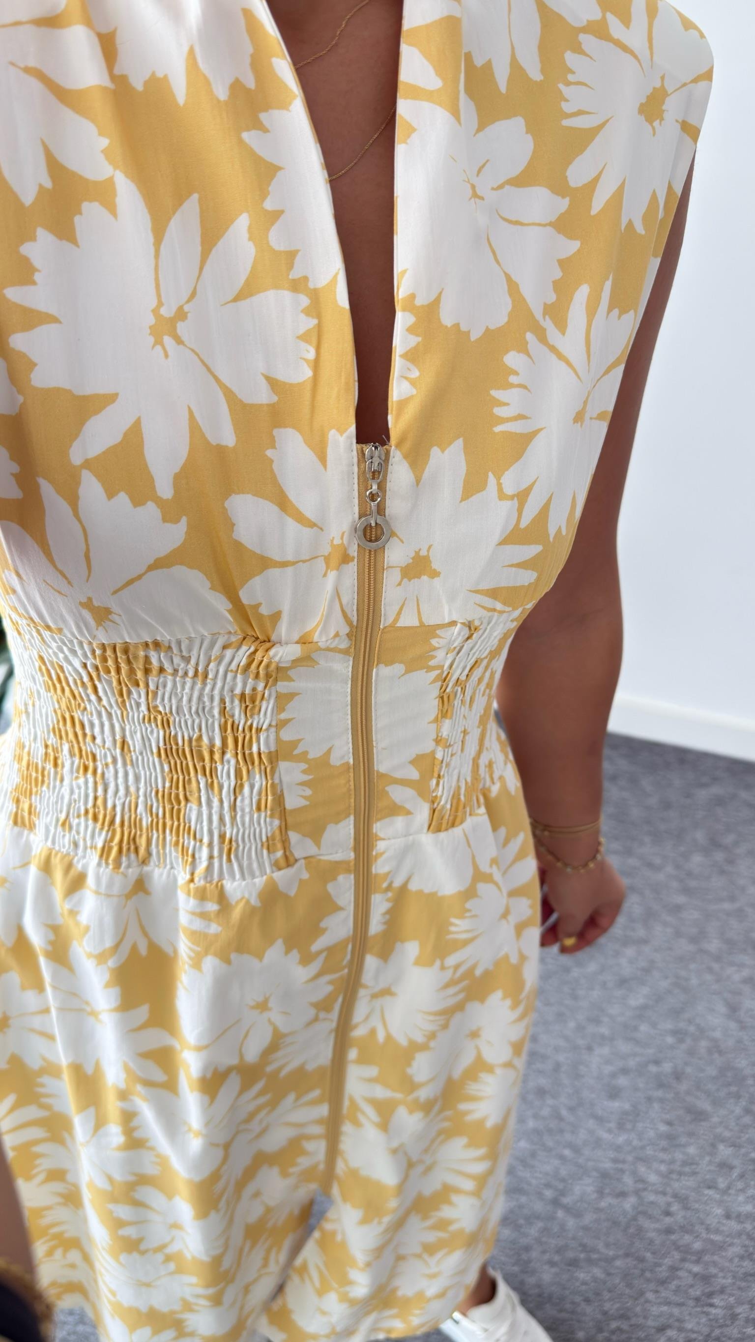 Sarı Belden Gipe Detaylı Çiçek Desenli Elbise 