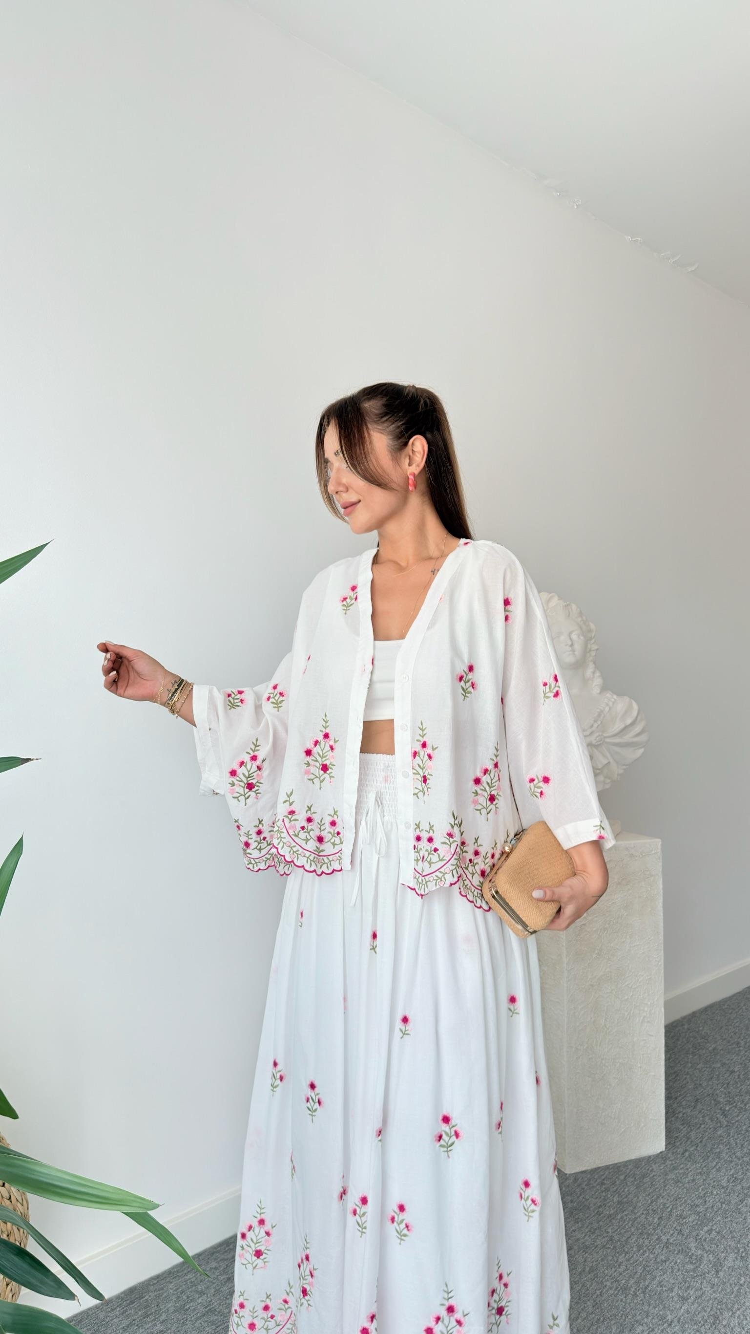 Çiçek Nakış İşlemeli Bluz Etek Takım