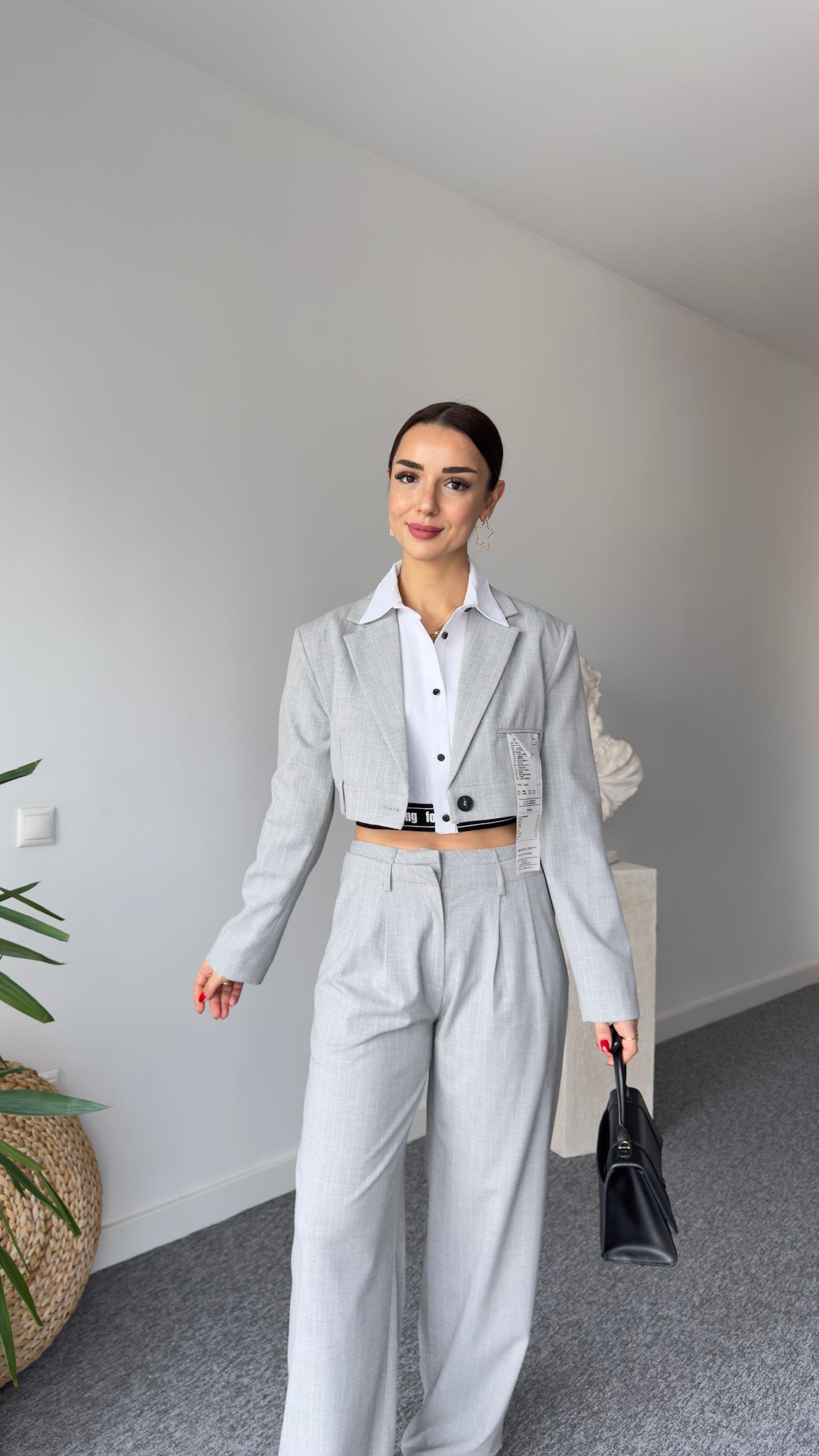 Etiket Detaylı Çizgili Gri Crop Blazer