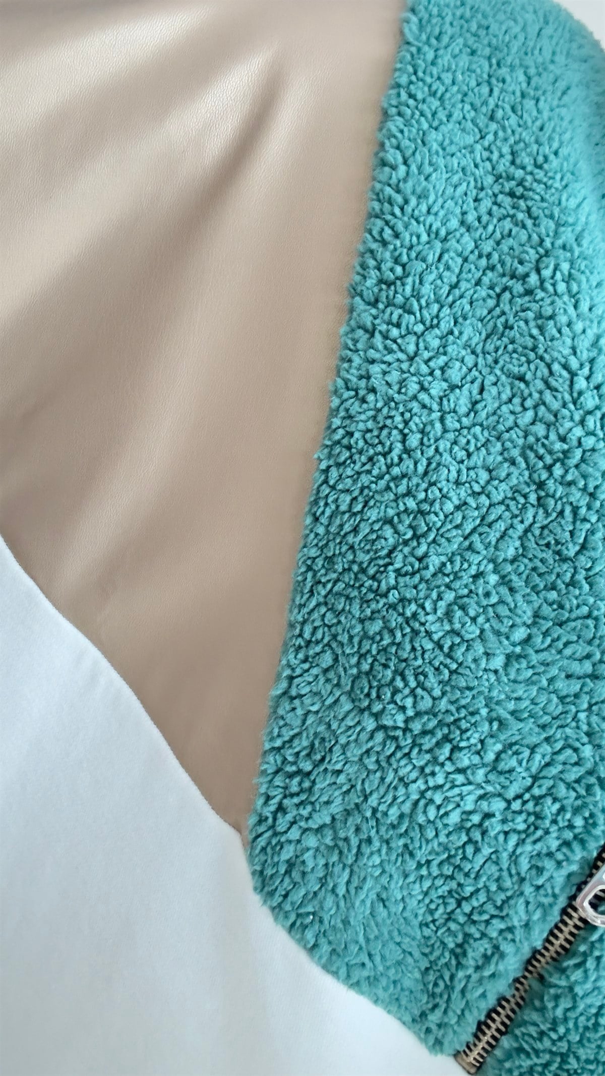 Deri Ve Peluş Detaylı Beyaz Sweat
