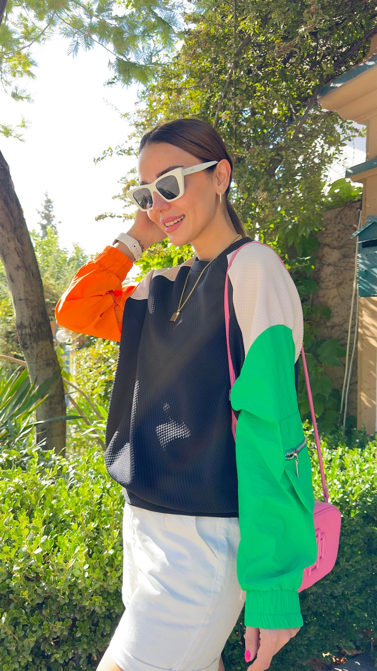 Siyah Kolları Renkli Sweatshirt