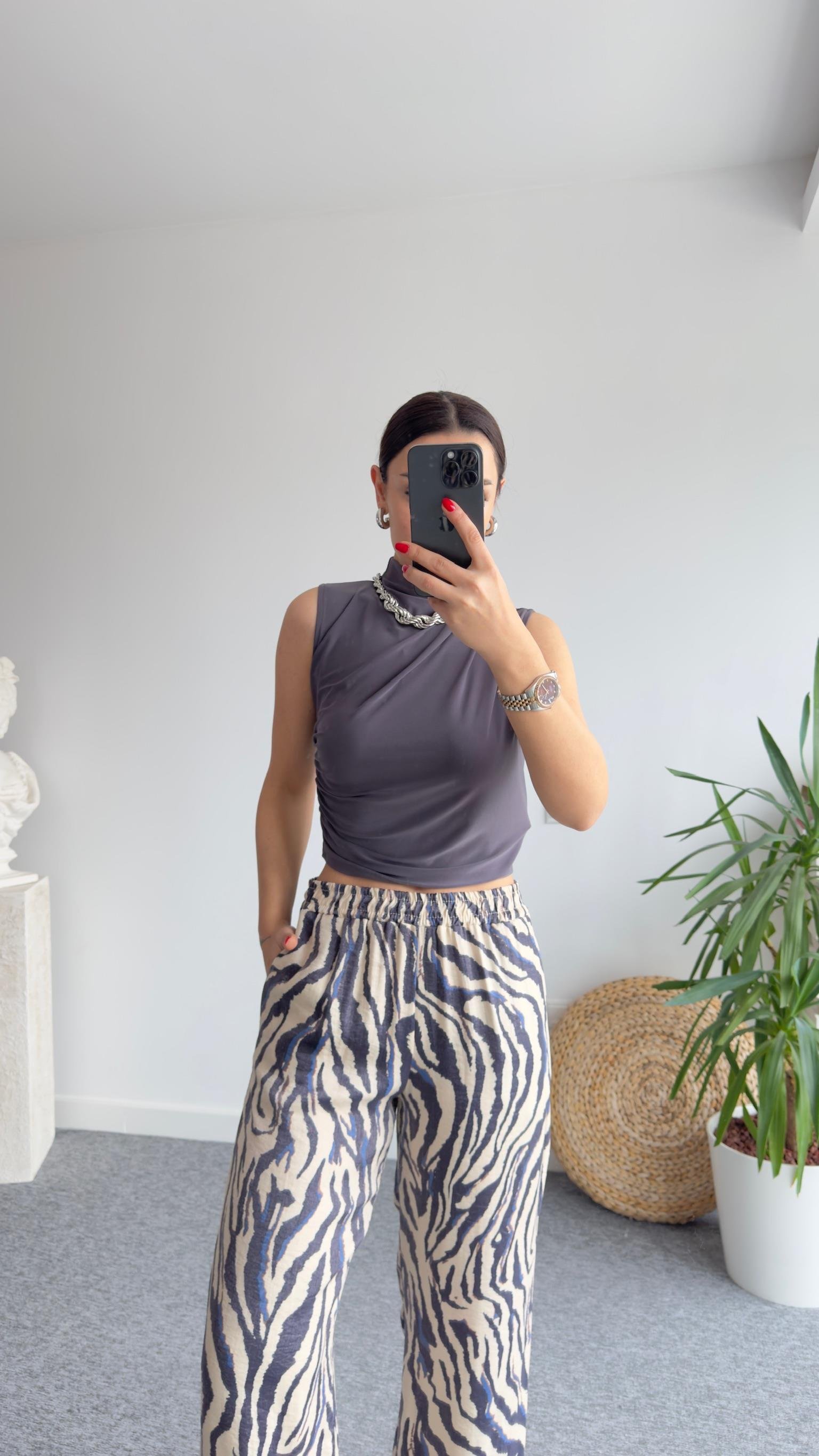 Kolsuz Gri Büzgülü Bluz