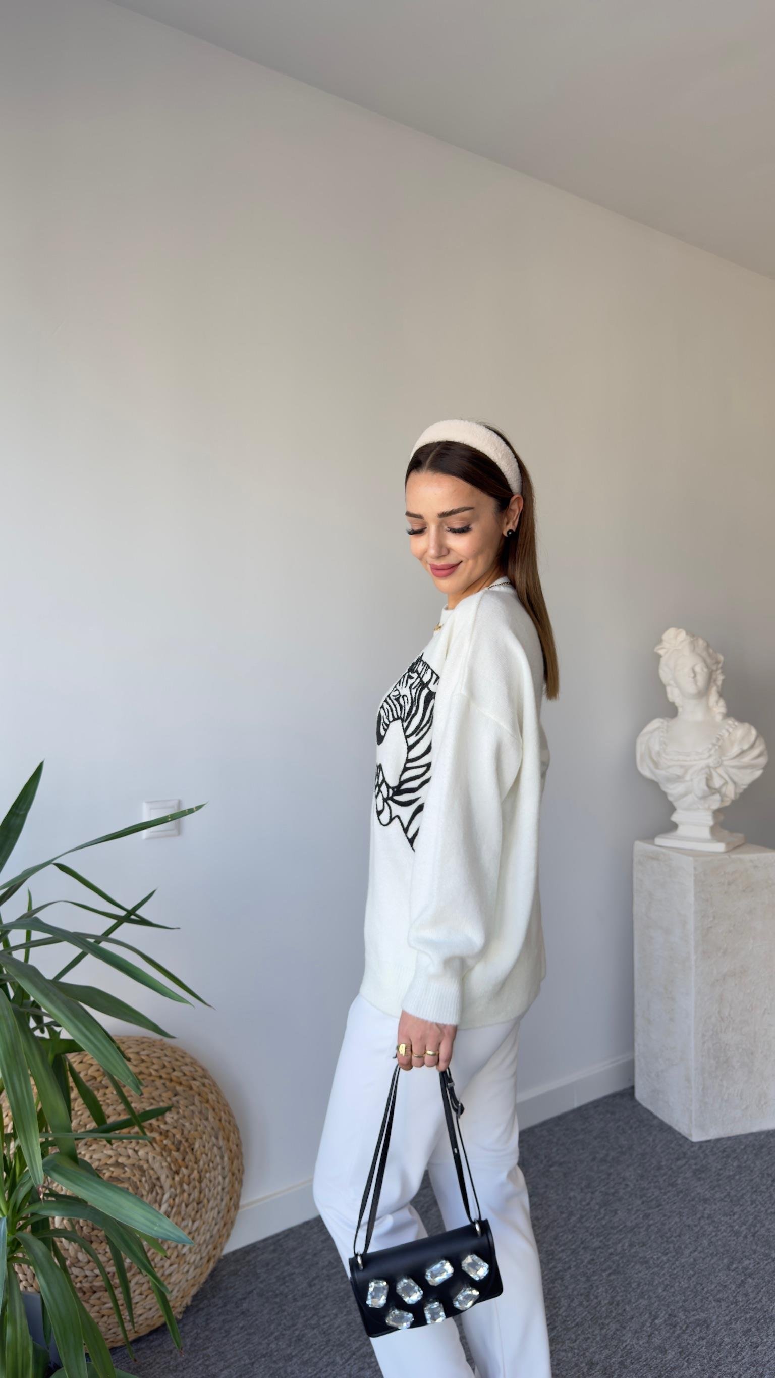 Numi Zebra İşlemeli Beyaz Kazak
