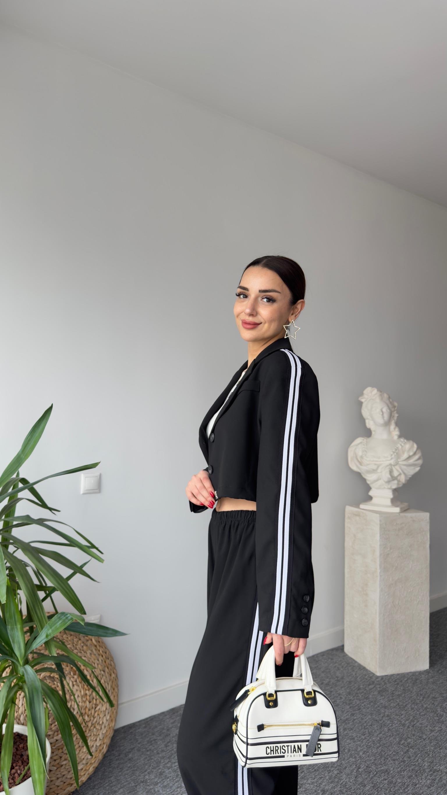 Şerit Detaylı Siyah Kısa Ceket