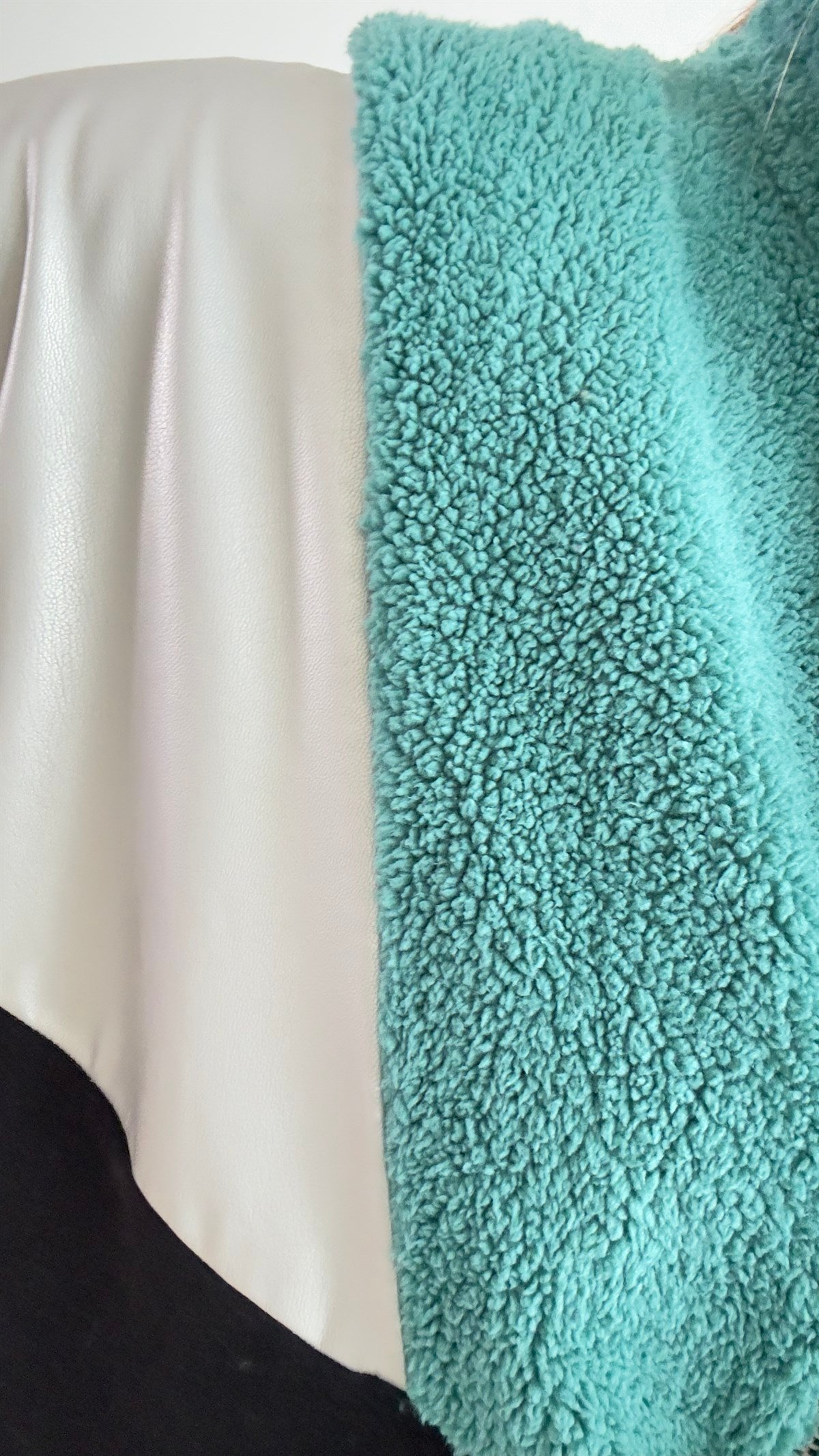 Deri Ve Peluş Detaylı Siyah Sweat