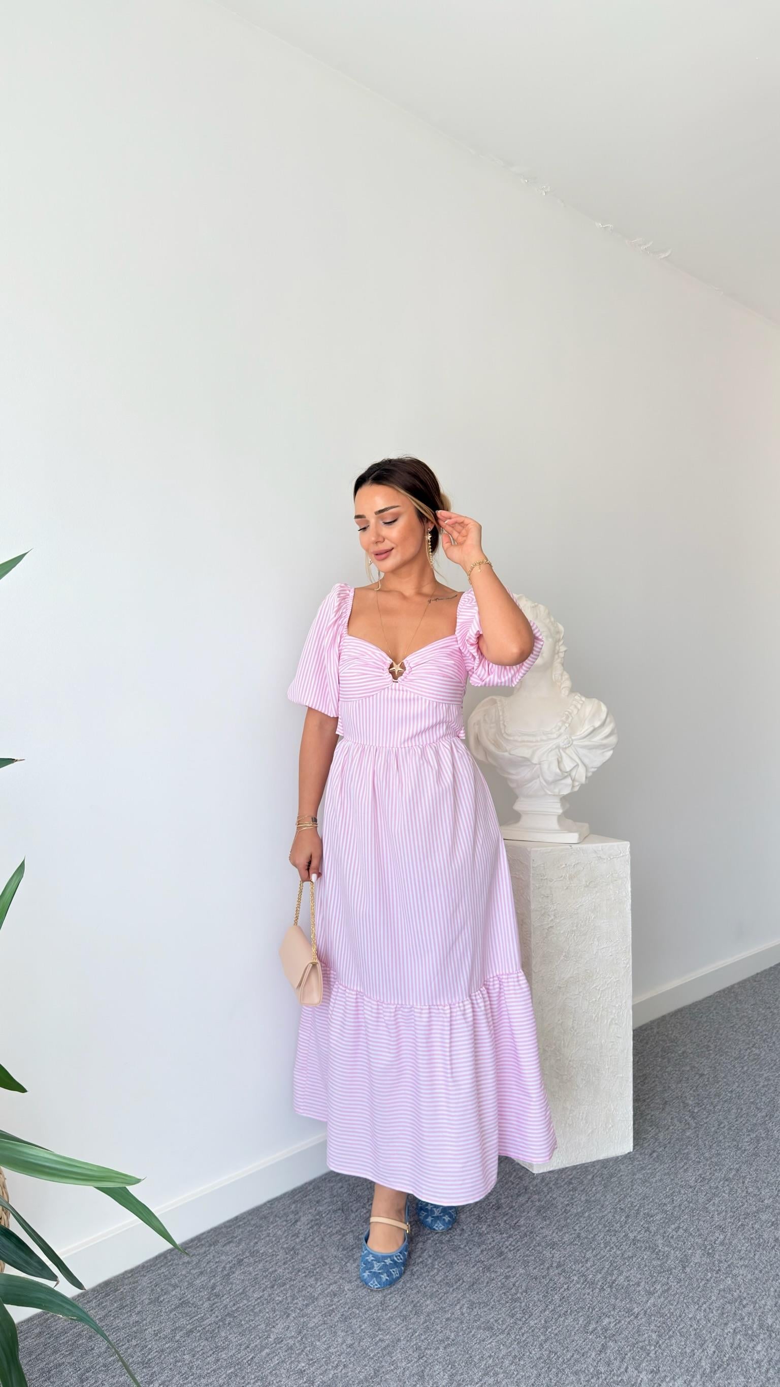 Pembe Broş Detaylı Çizgili Elbise 