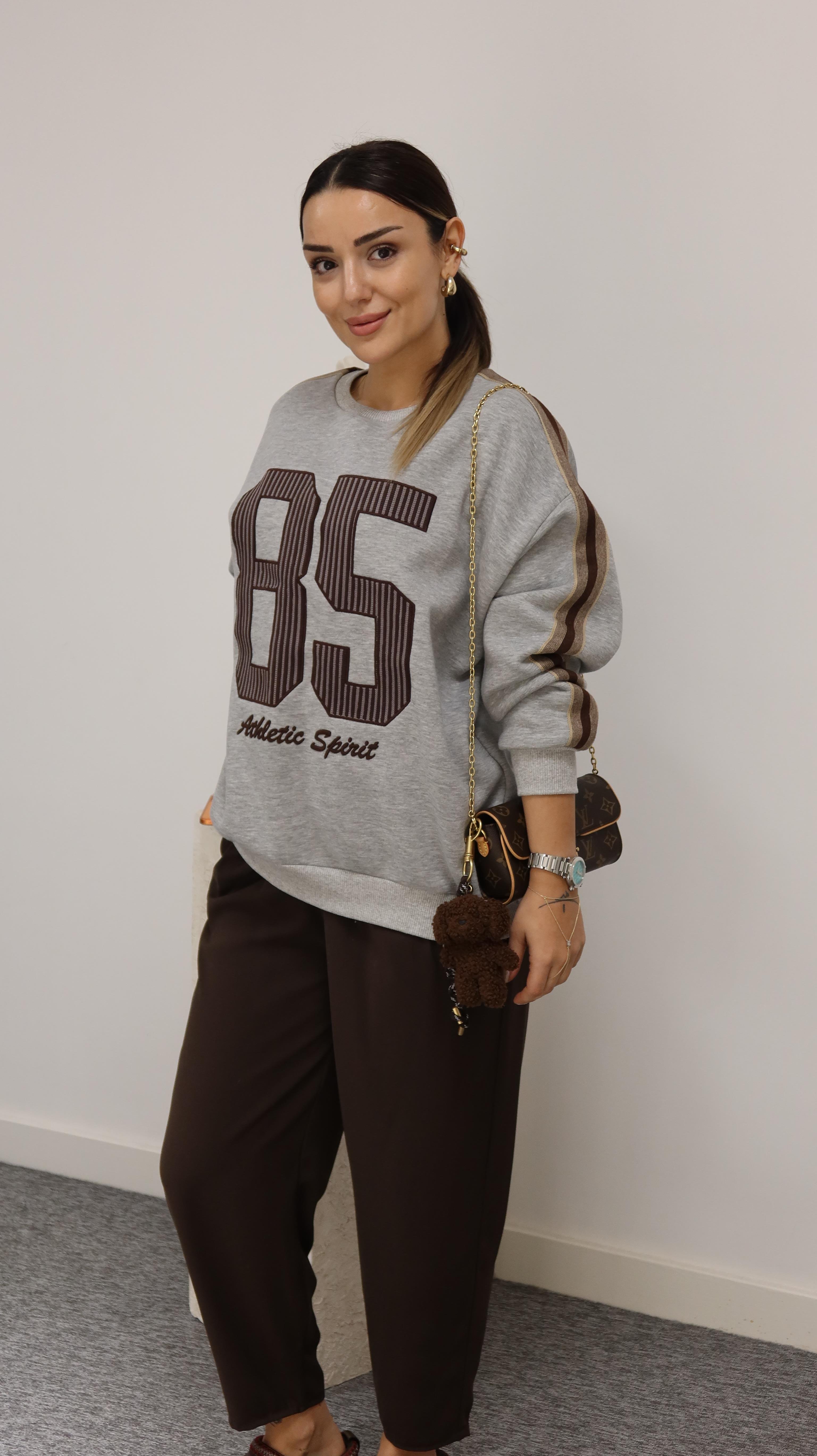 85 Yazılı Kollar Şerit Detaylı Gri Sweatshirt