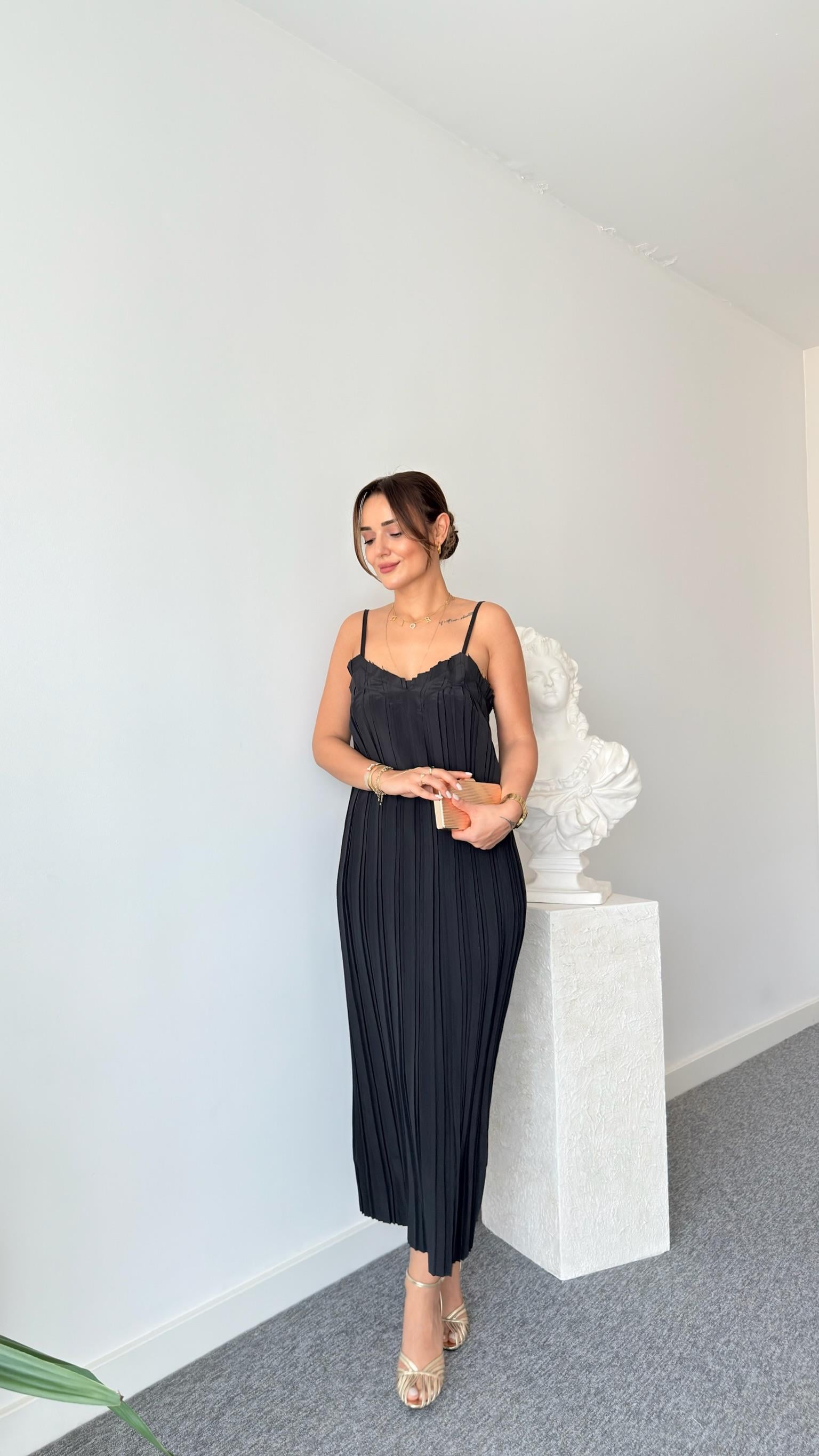Siyah Grad Piliseli Elbise 