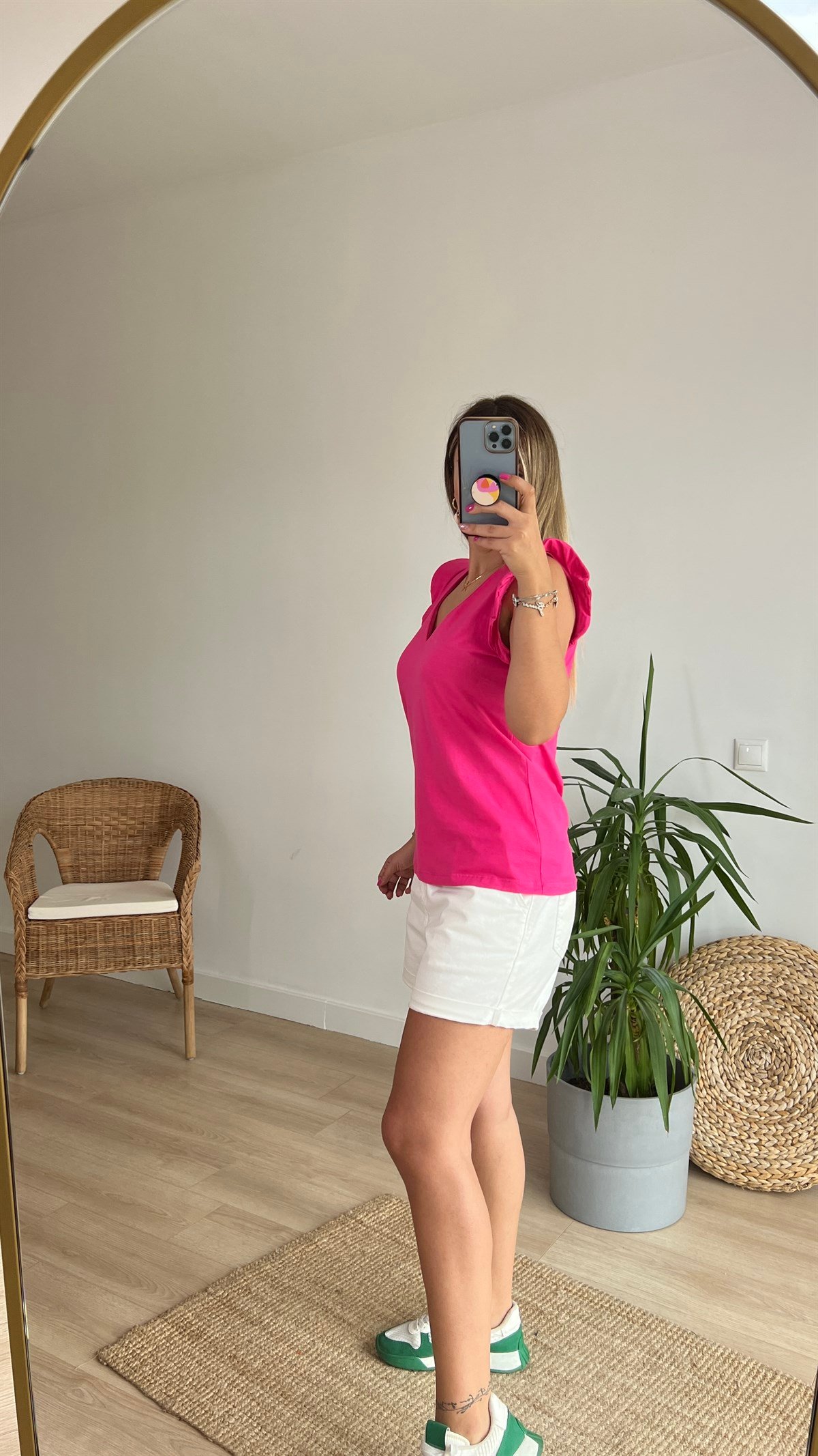 Kolları Volanlı V Yaka Pembe Tshirt