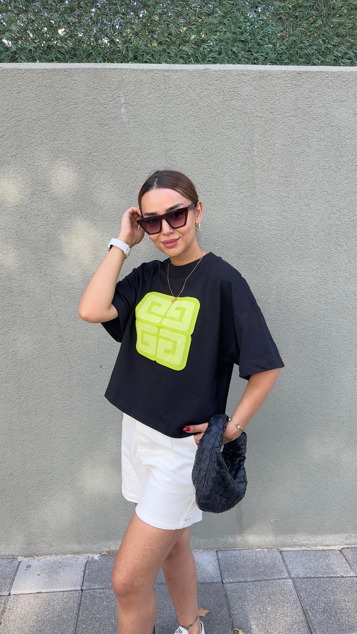 Yeşil Baskı Detaylı Siyah Tshirt
