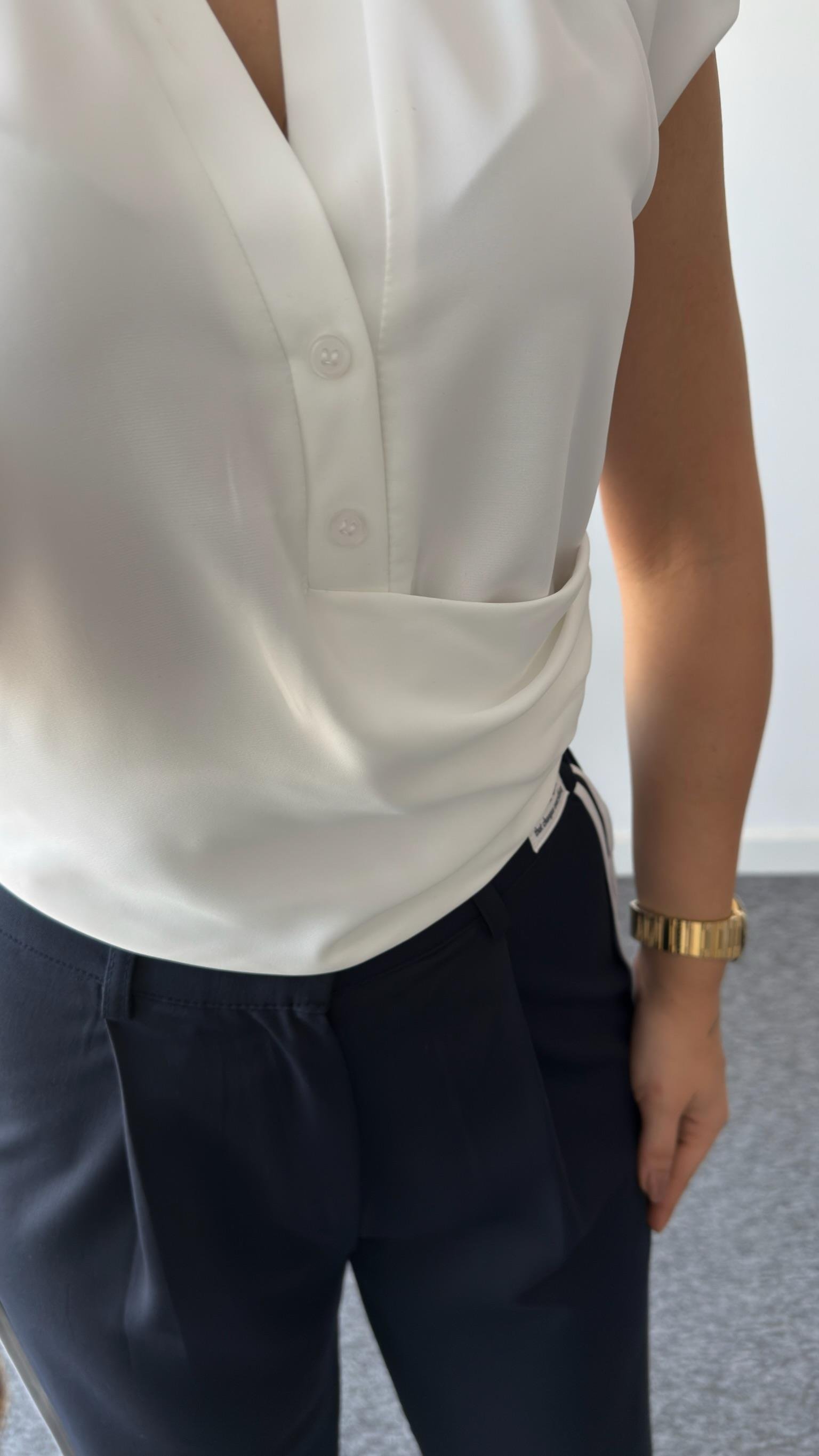 Beyaz Fredi Yan Fermuarlı Bluz