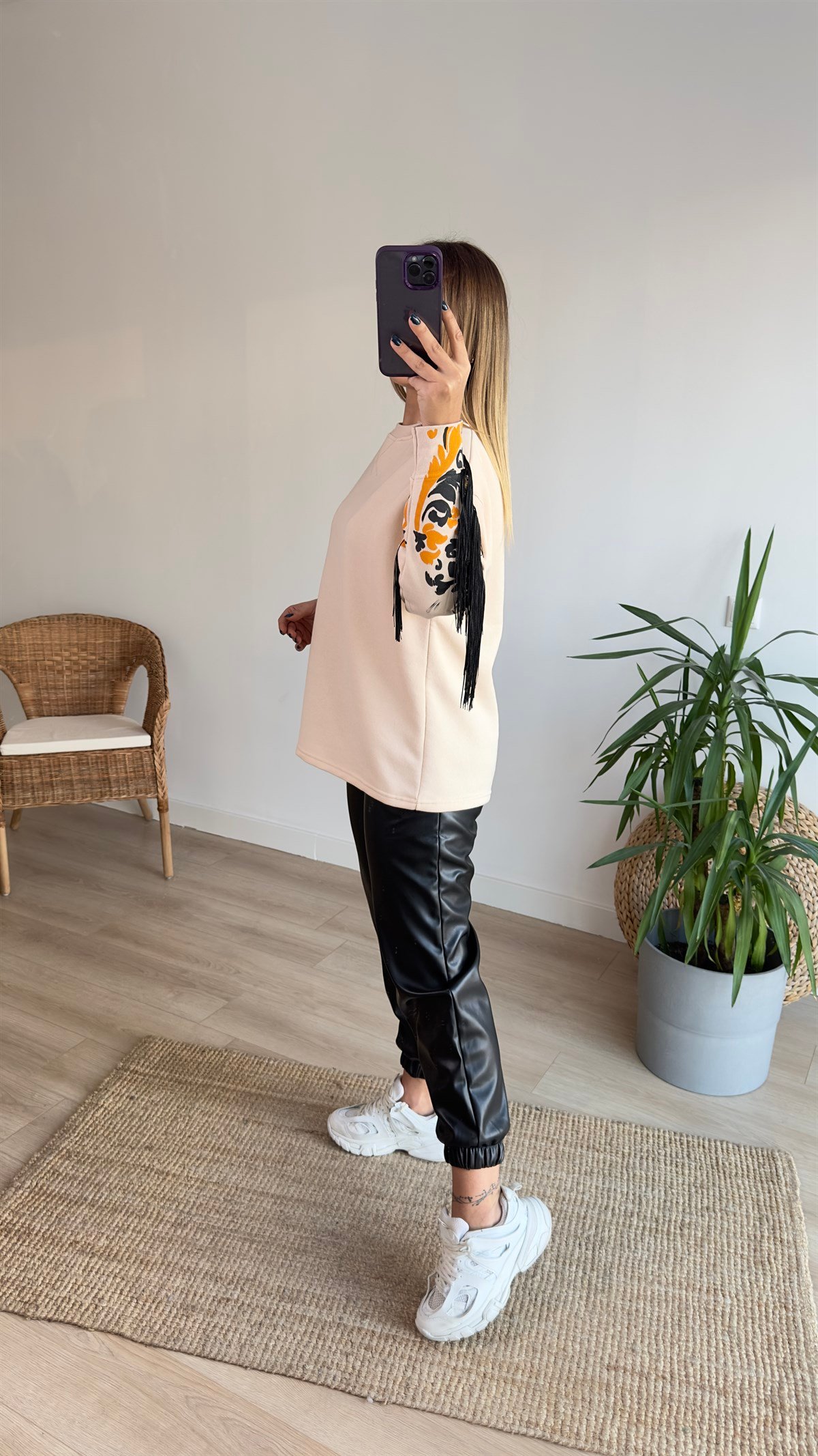 Kolları Püskül Detaylı Bej Sweat