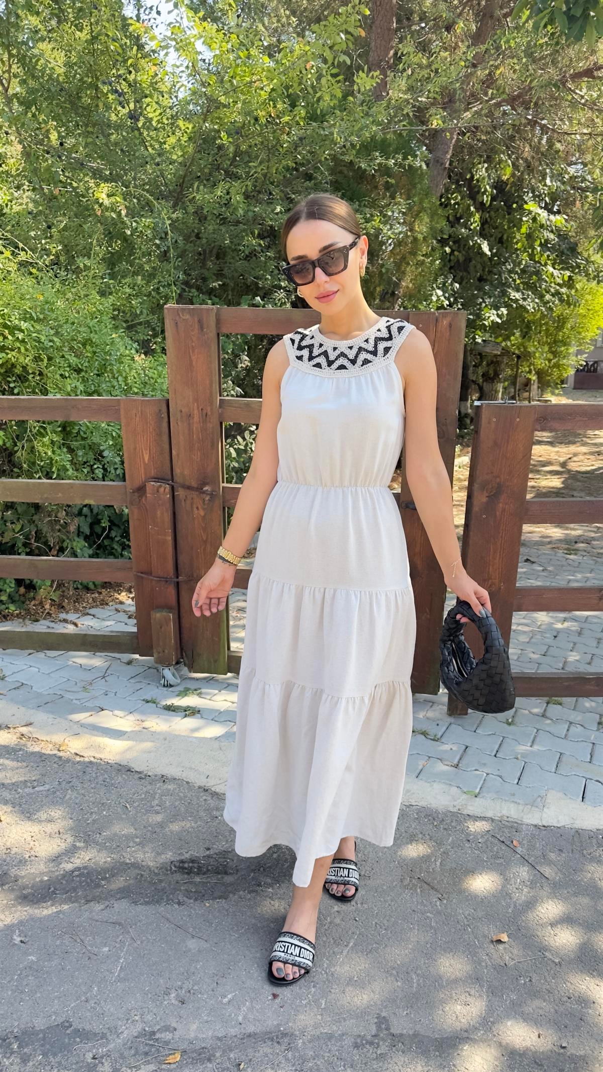 Yakası Dantel Detaylı Bej Elbise