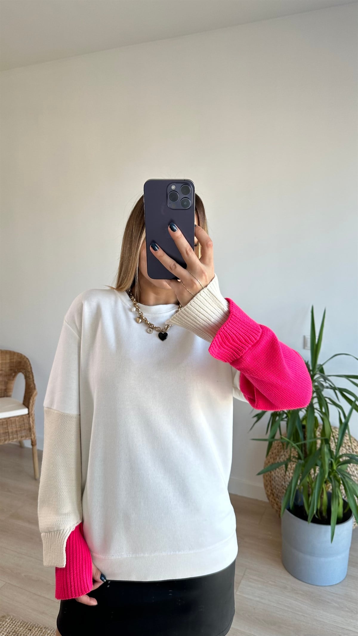 Kolları Triko Detaylı Beyaz Sweatshirt