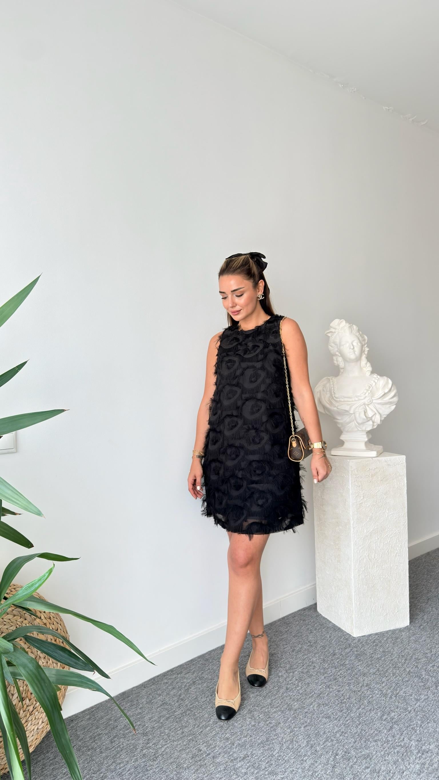 Püsküllü Pencere Detaylı Elbise