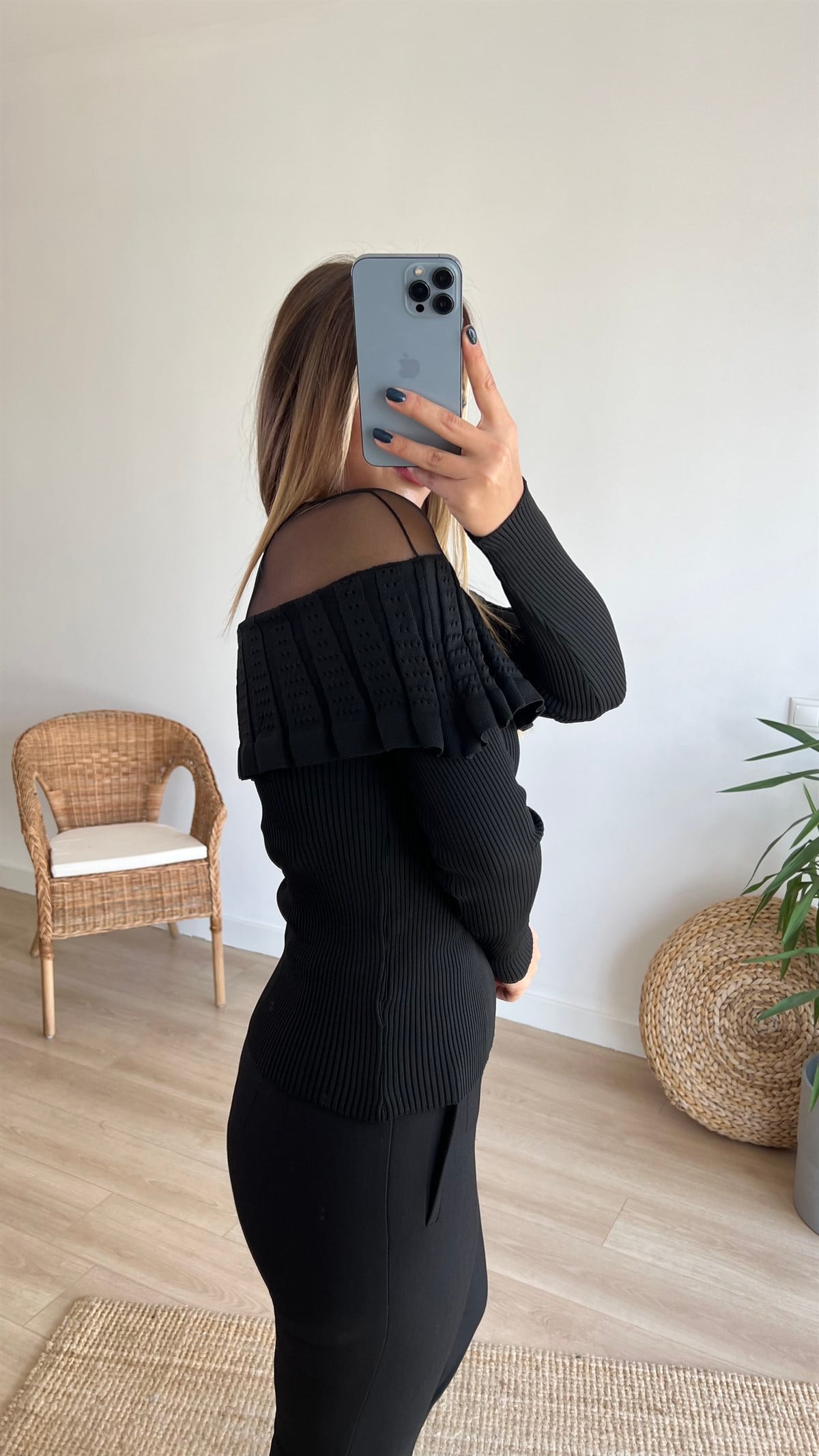 Yakası Tül Detaylı Siyah Triko