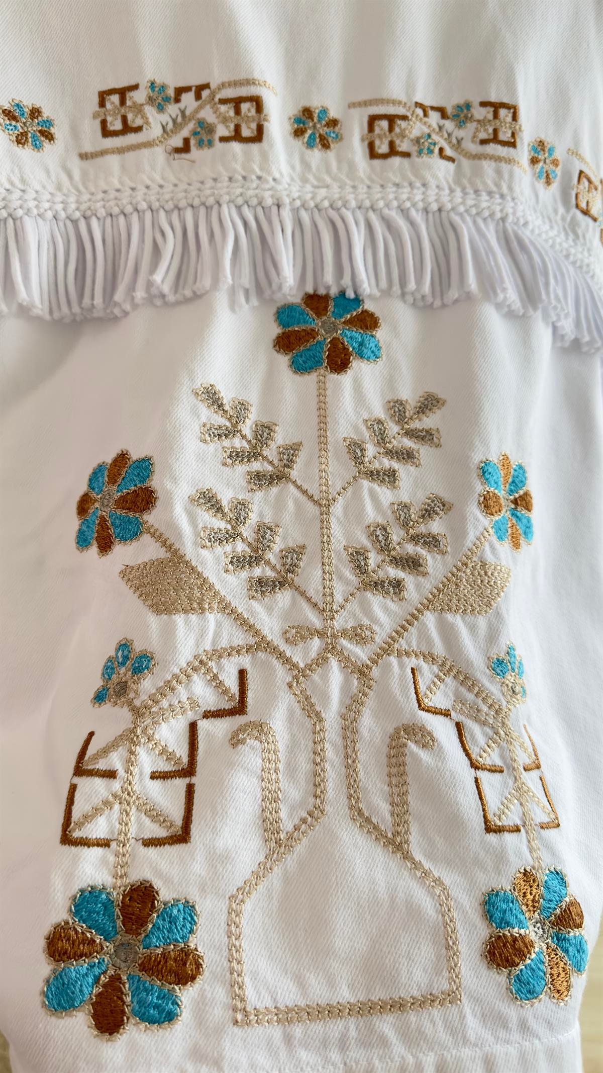Püskül Ve Nakış Detay Beyaz Ceket