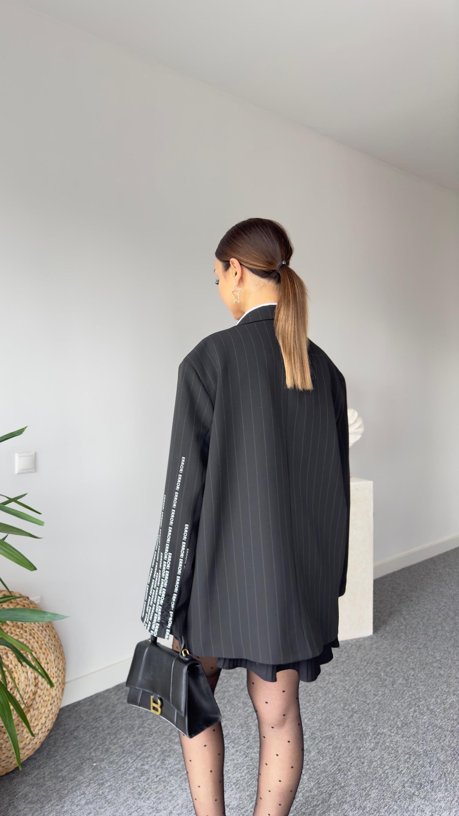 Perpa Yazı Detaylı Siyah Blazer Ceket