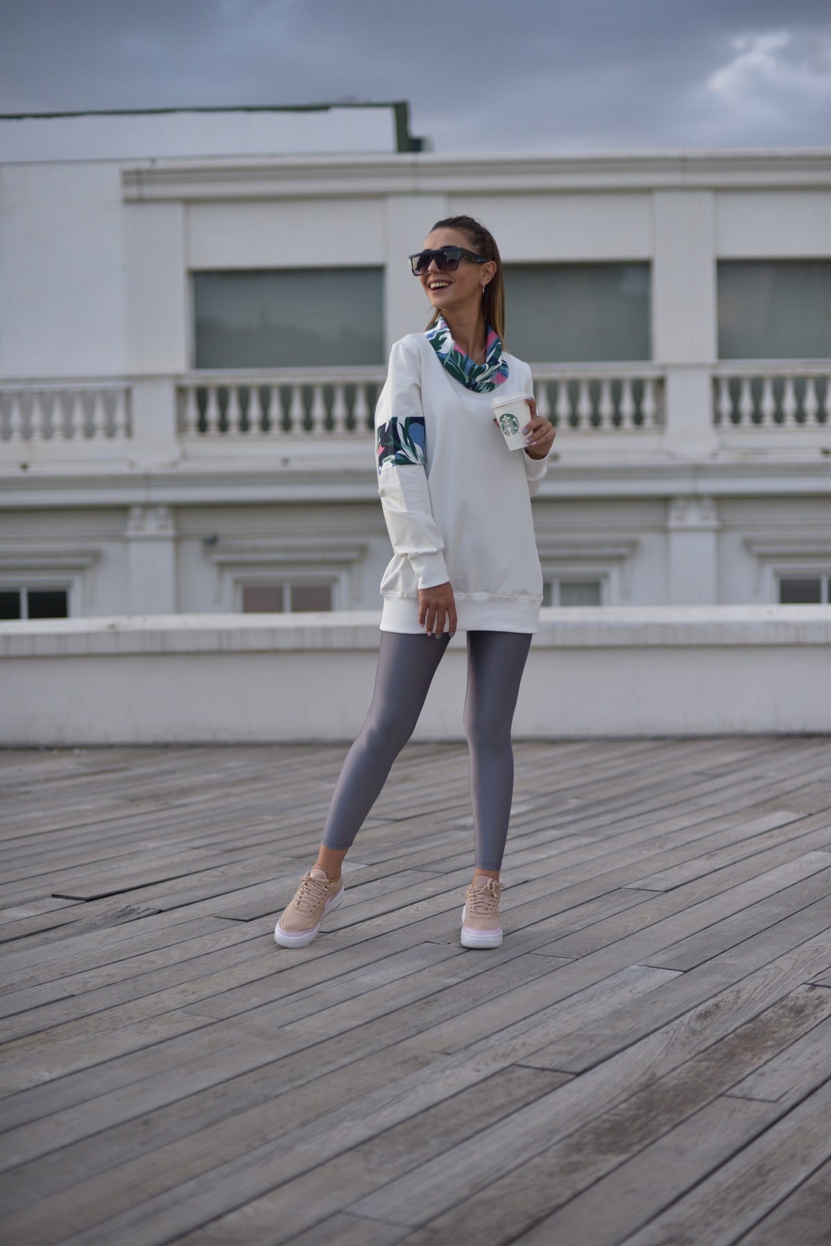 Yakası Renkli Sweatshirt