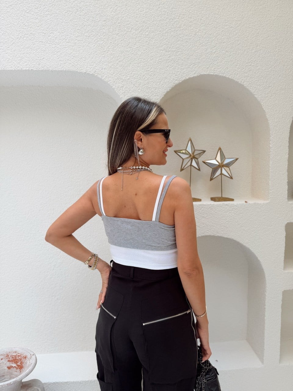 Nişantaşı Butik BEYAZ GRİ PARCALI CROP TOP BASİC