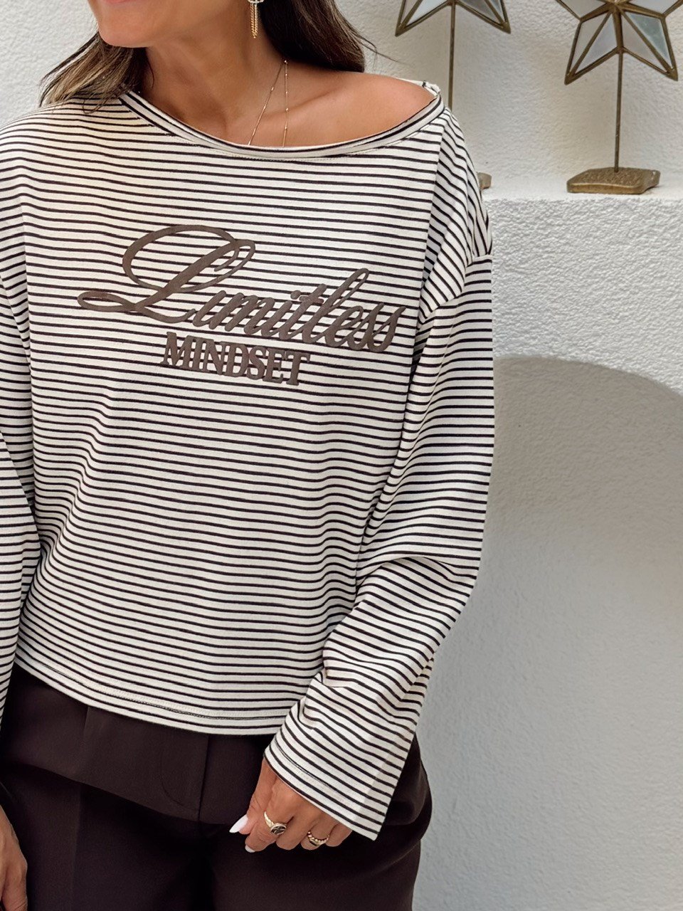 Nişantaşı Butik KABARTMA SÜET YAZI DETAY ÇİZGİLİ BASİC KAHVE