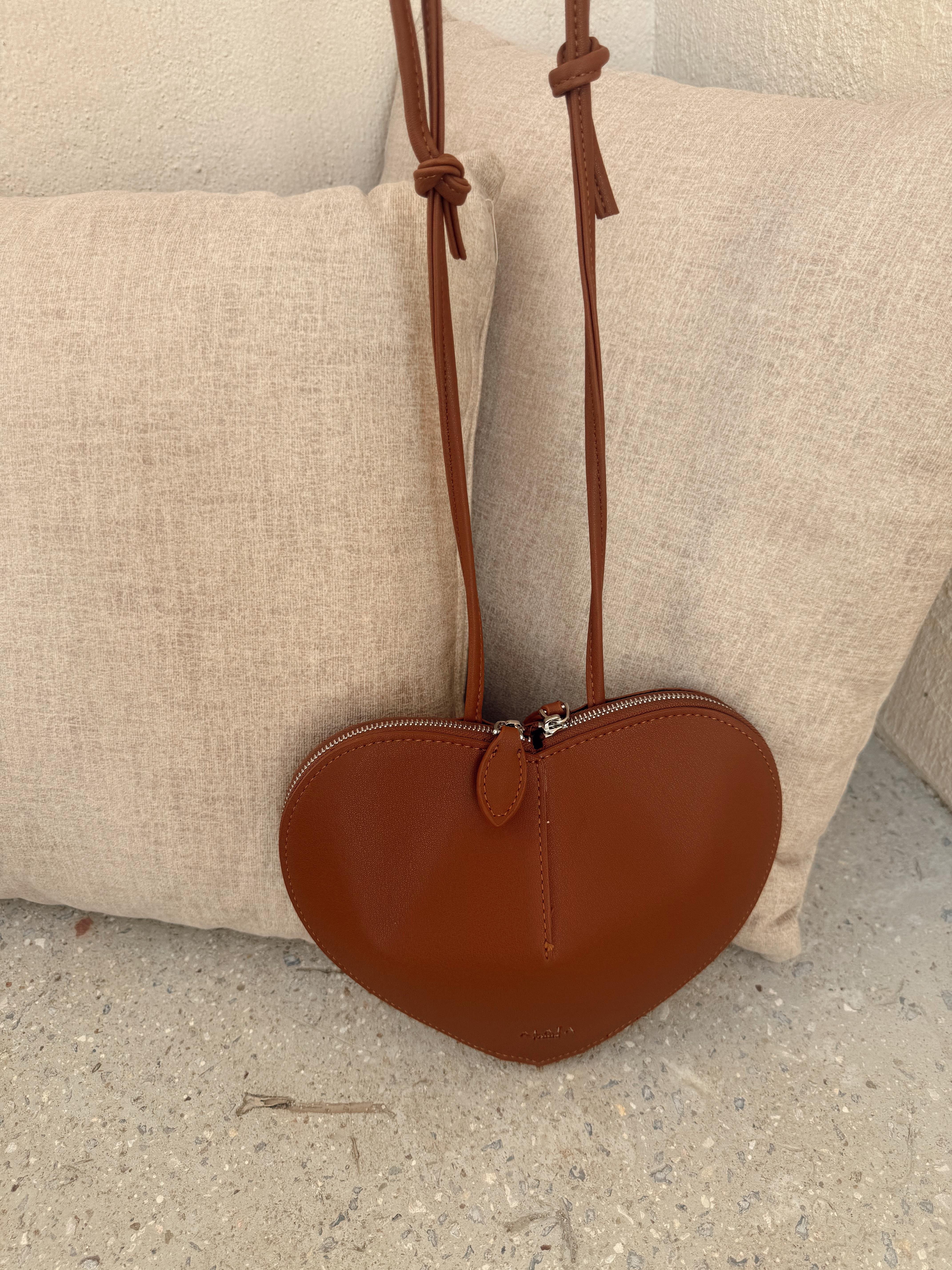 Nişantaşı Butik KALP YAZI NAKIŞ DETAY TABA ÇANTA 