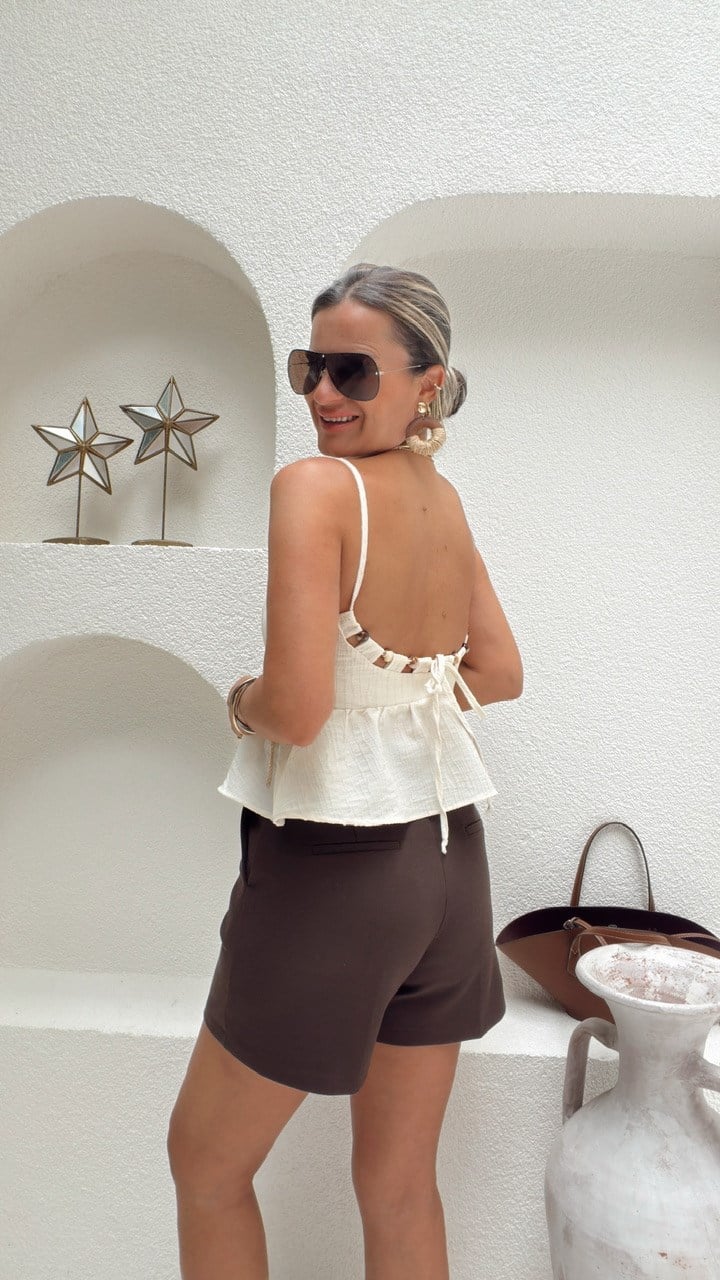 Nişantaşı Butik KEMERLİ KAHVERENGİ ŞORT