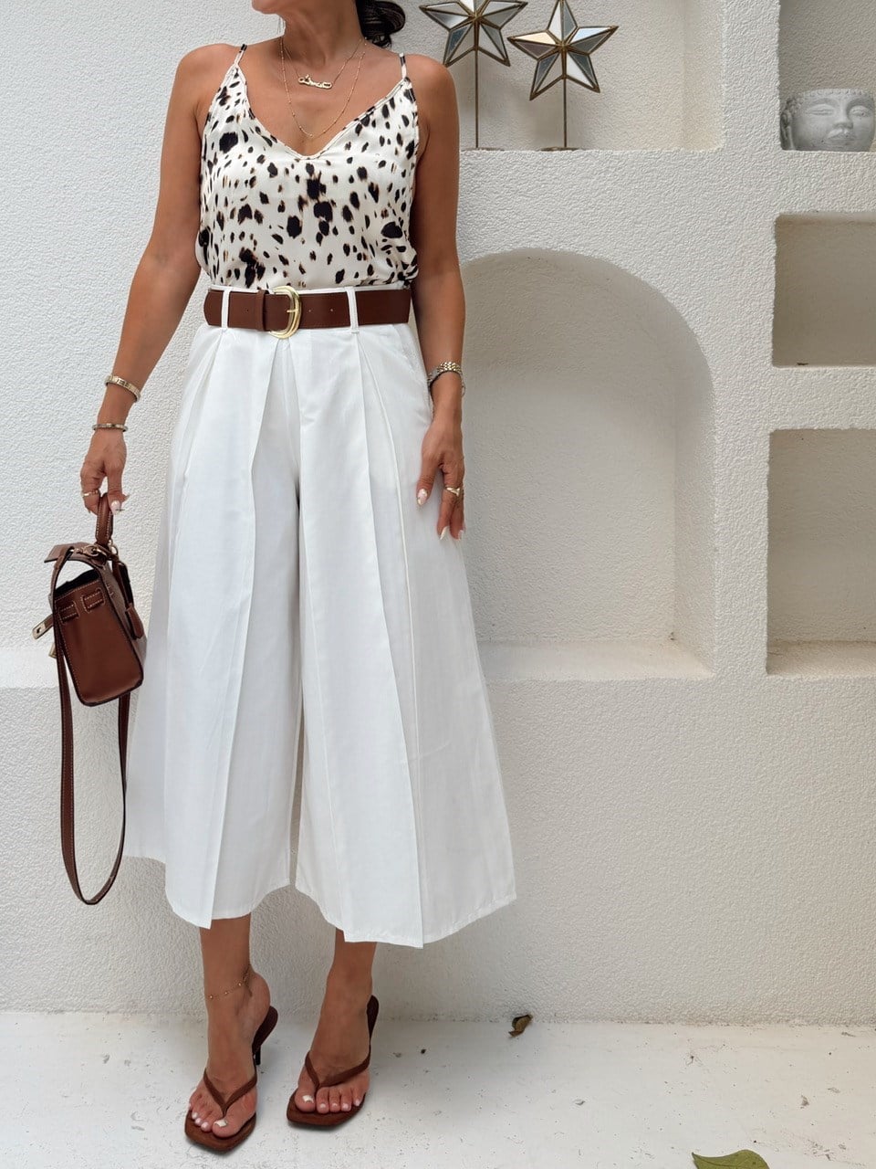 Nişantaşı Butik KEMERLİ PİLE DETAY BEYAZ CROPPED PANTOLON