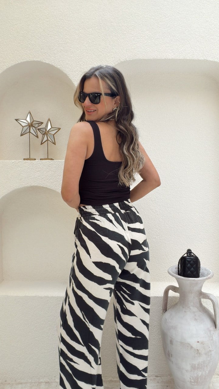 Nişantaşı Butik ÖN ARKA KARE YAKA SİYAH BASİC