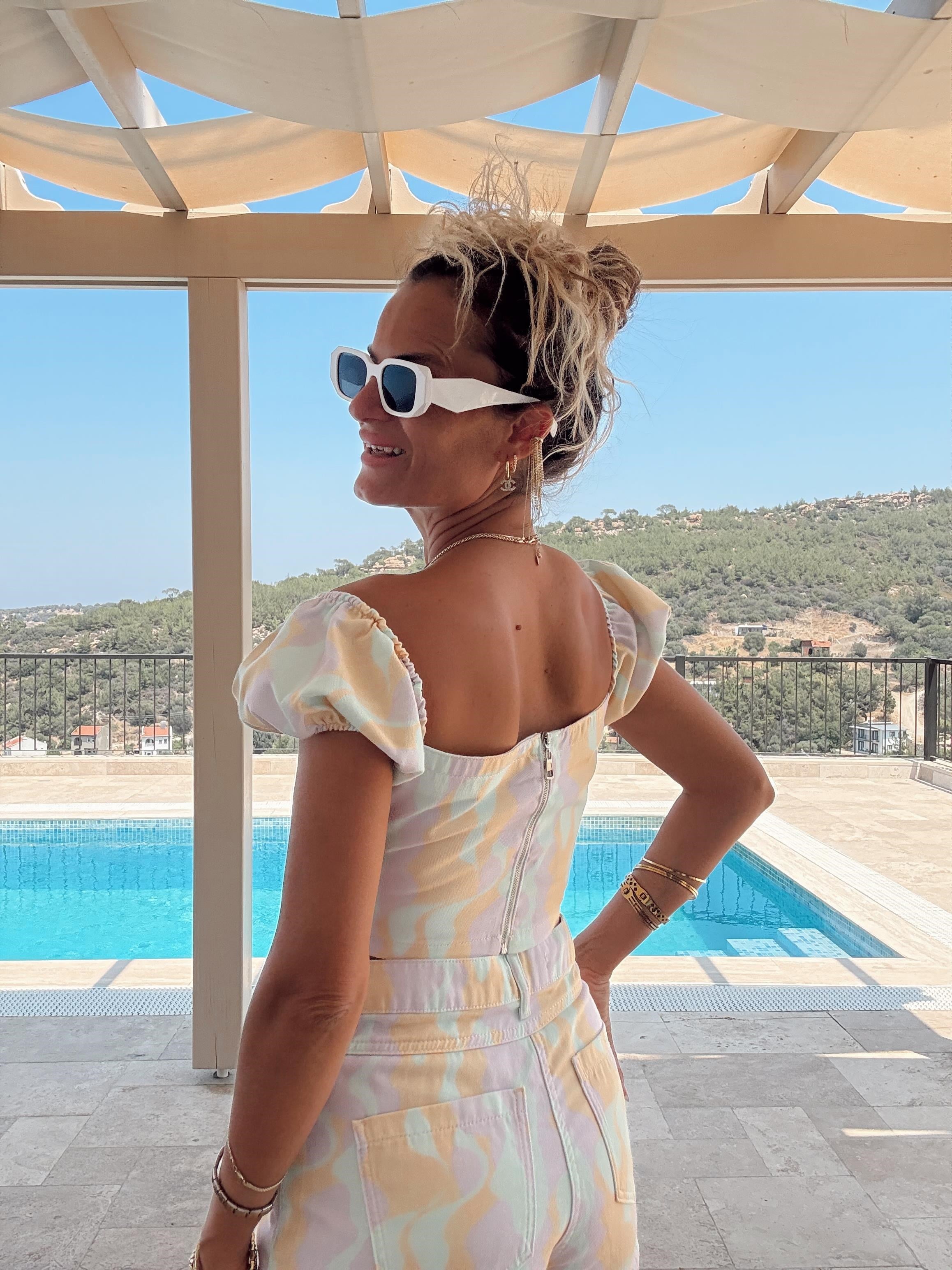 Nişantaşı Butik PASTEL RENK GEÇİŞ YAKA DETAY CROP