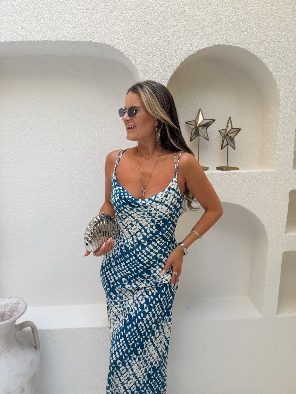 Nişantaşı Butik SIRT DETAY DEGAJE YAKA MAVİ DESENLİ ELBİSE