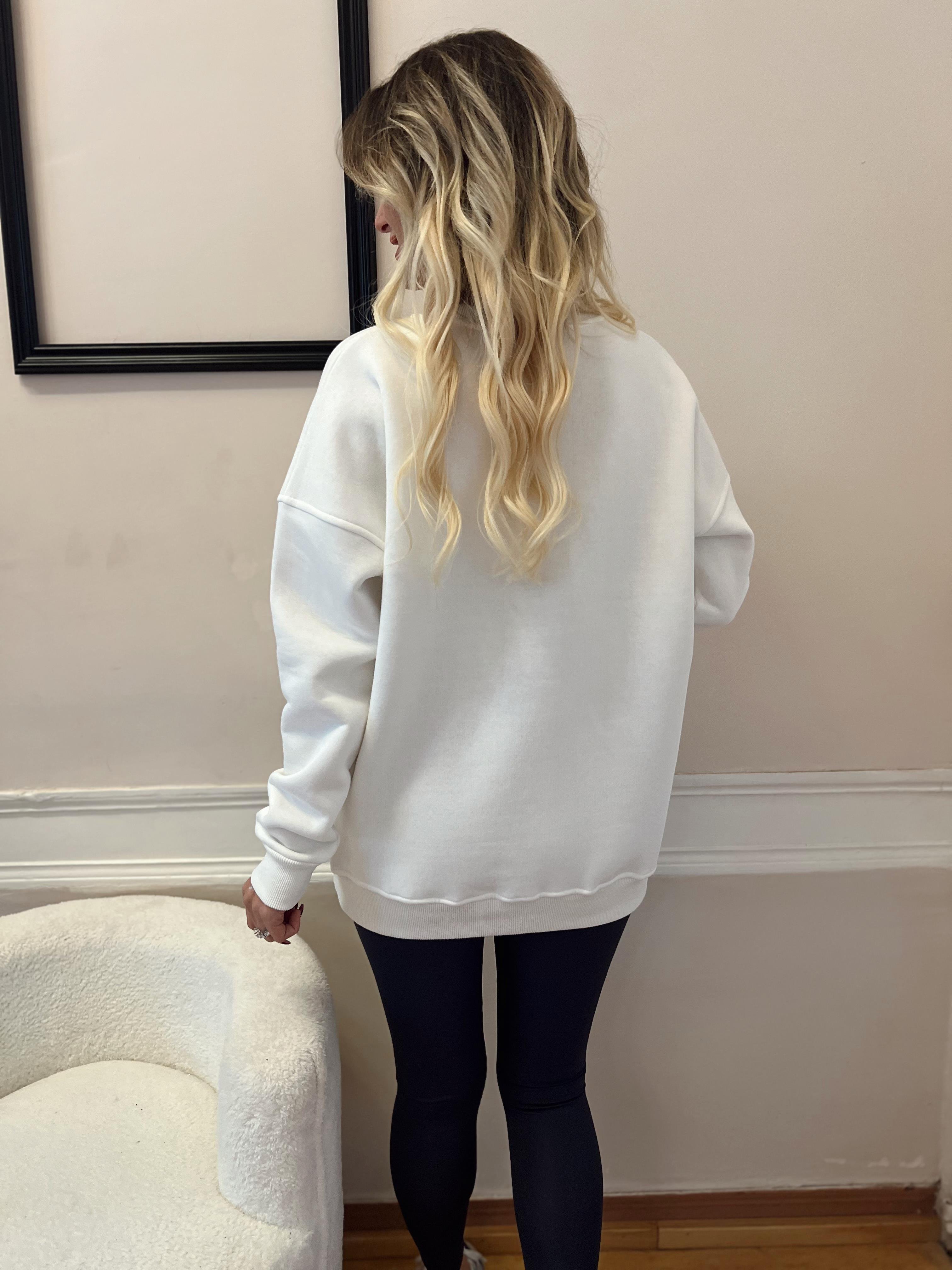 Nişantaşı Butik YUVARLAK YAKA YAZI KABARTMALI BEYAZ SWEATSHİRT