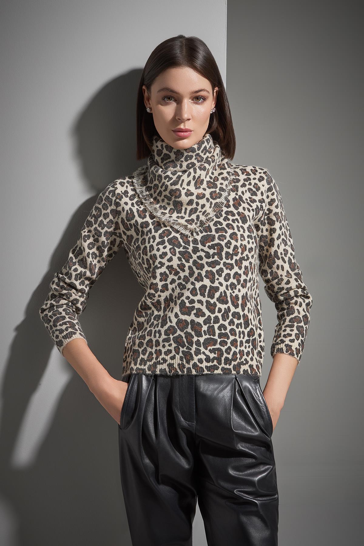 Fularlı Leopar Desenli Triko Kazak
