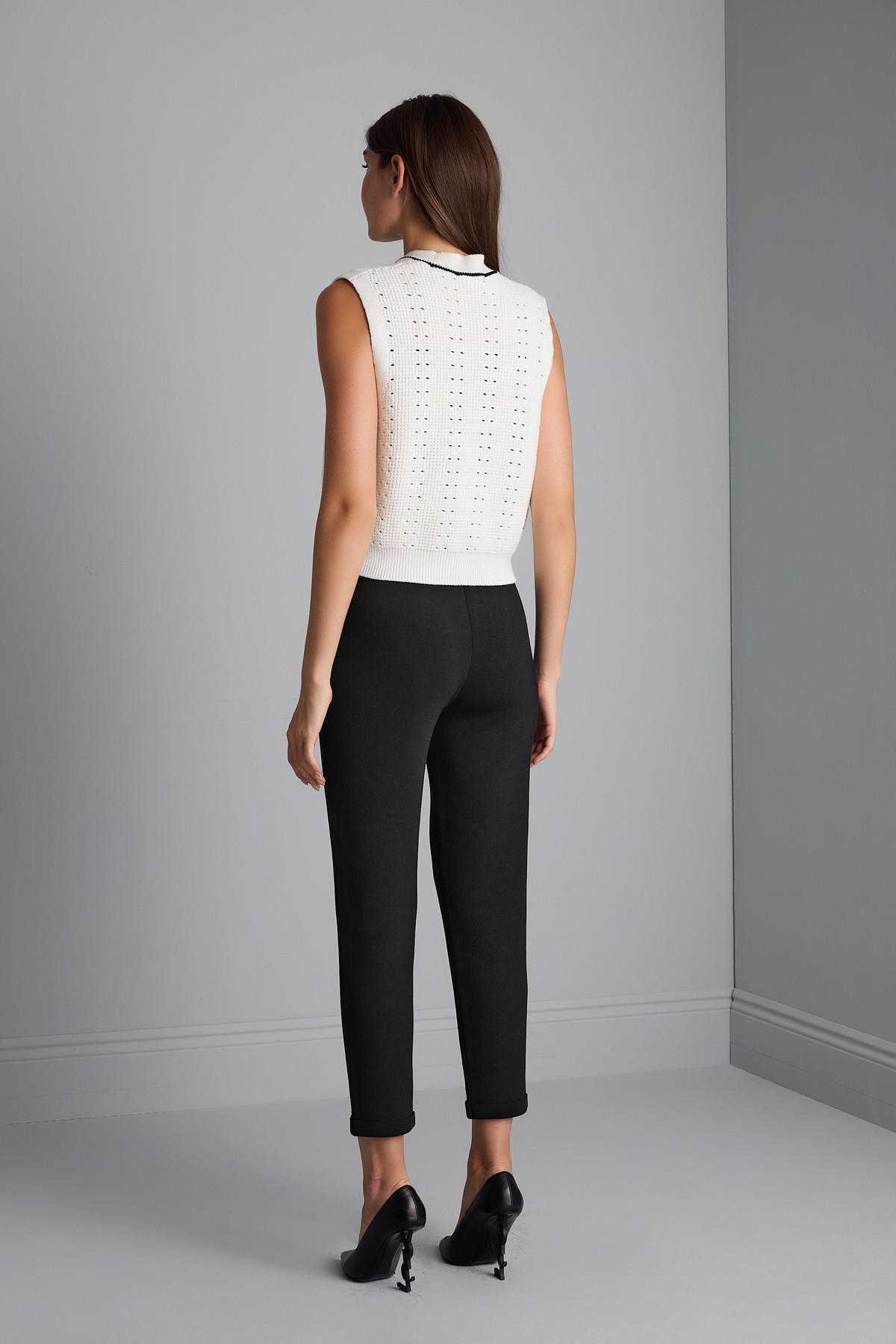 İnci Düğmeli Çiçek Broşlu Triko Yelek