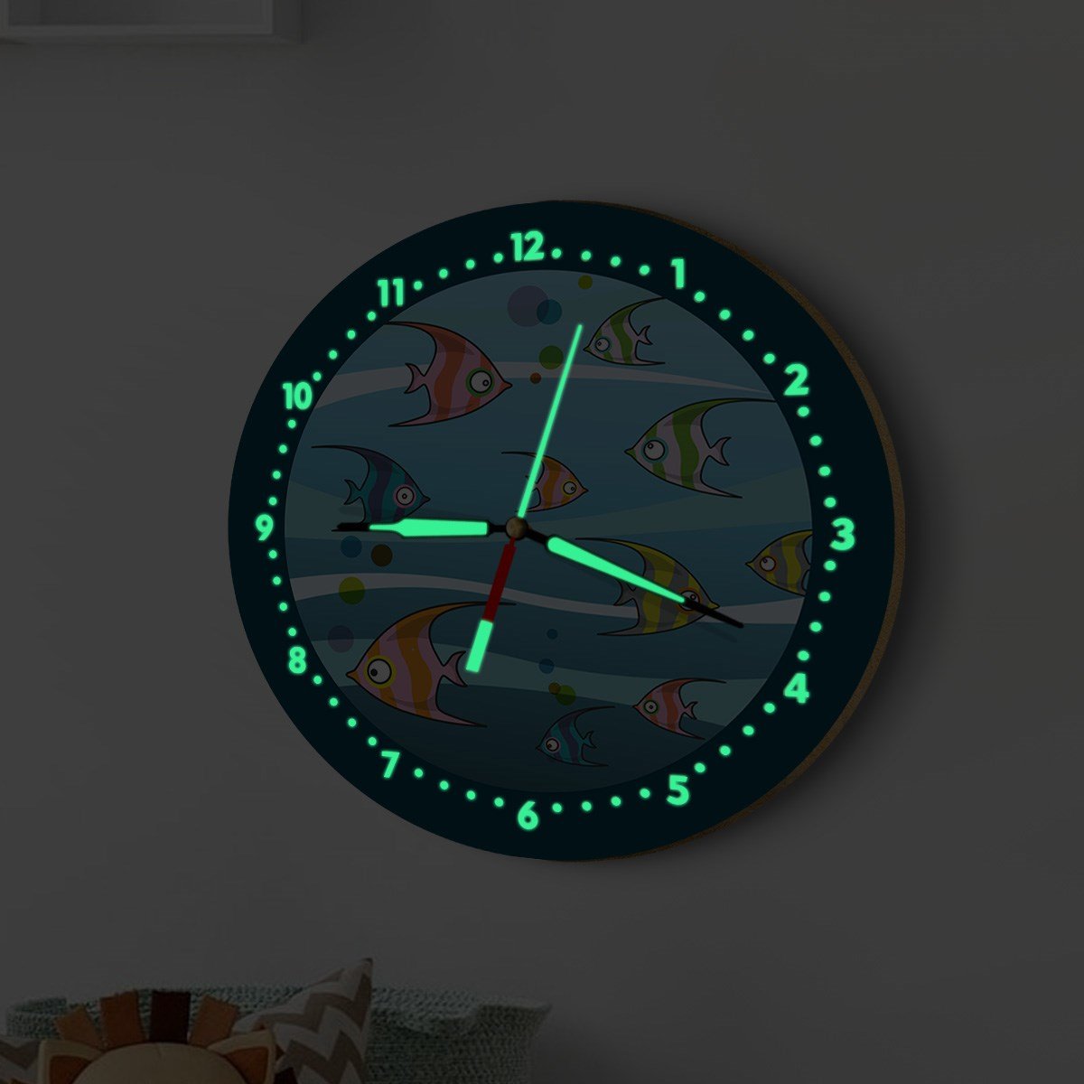 Dekor Loft Fosforlu Gece Parlayan Çocuk Odası Duvar Saati Kanatlı Balıklar