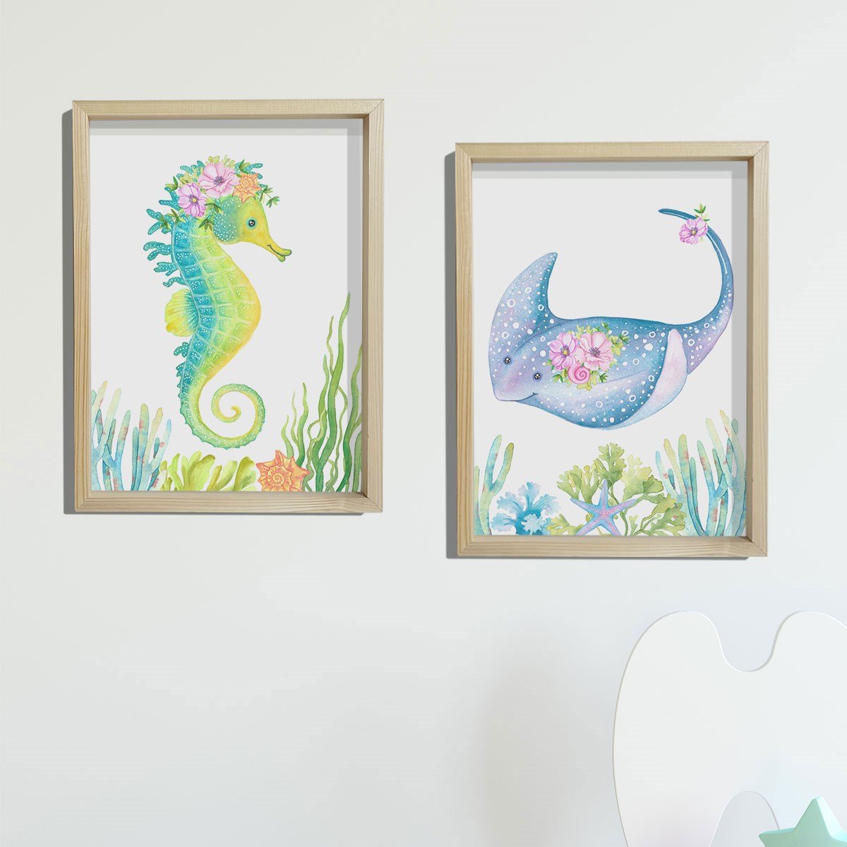 Doğal Çam Çerçeveli Bebek ve Çocuk Odası Duvar Tablosu Çiçekli Denizatı ve Vatos Balığı